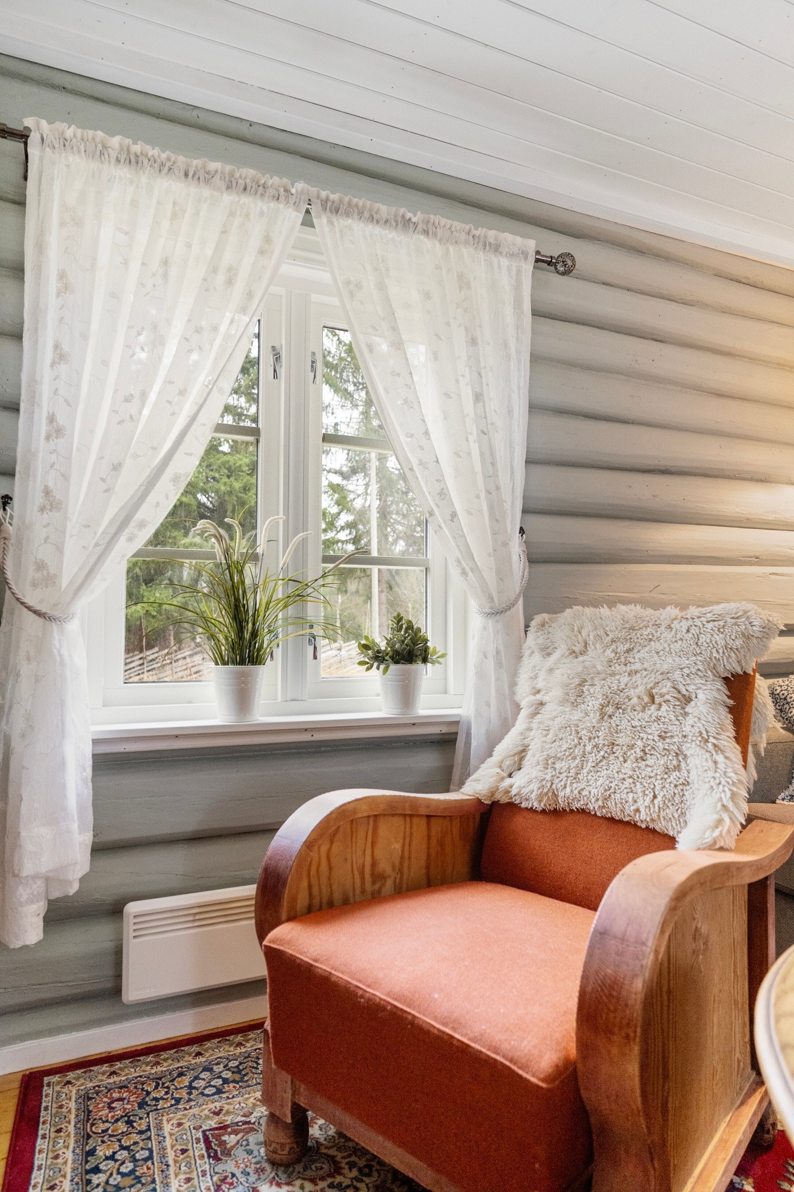 Innvendig preges boligen av lune materialer og gjennomgående bruk av treverk Galleribilde