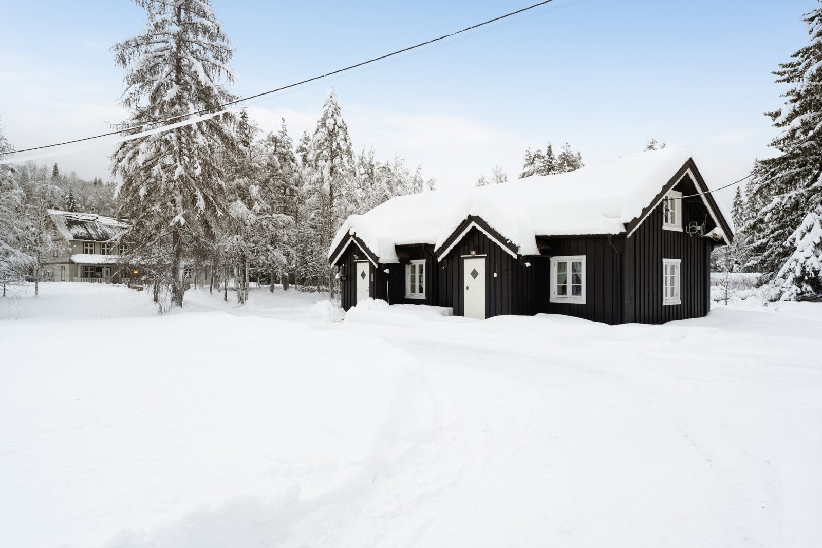 Det er to inngangsmuligheter, en entré foran hver stue - som gir fleksibel bruk og enkel adkomst Galleribilde