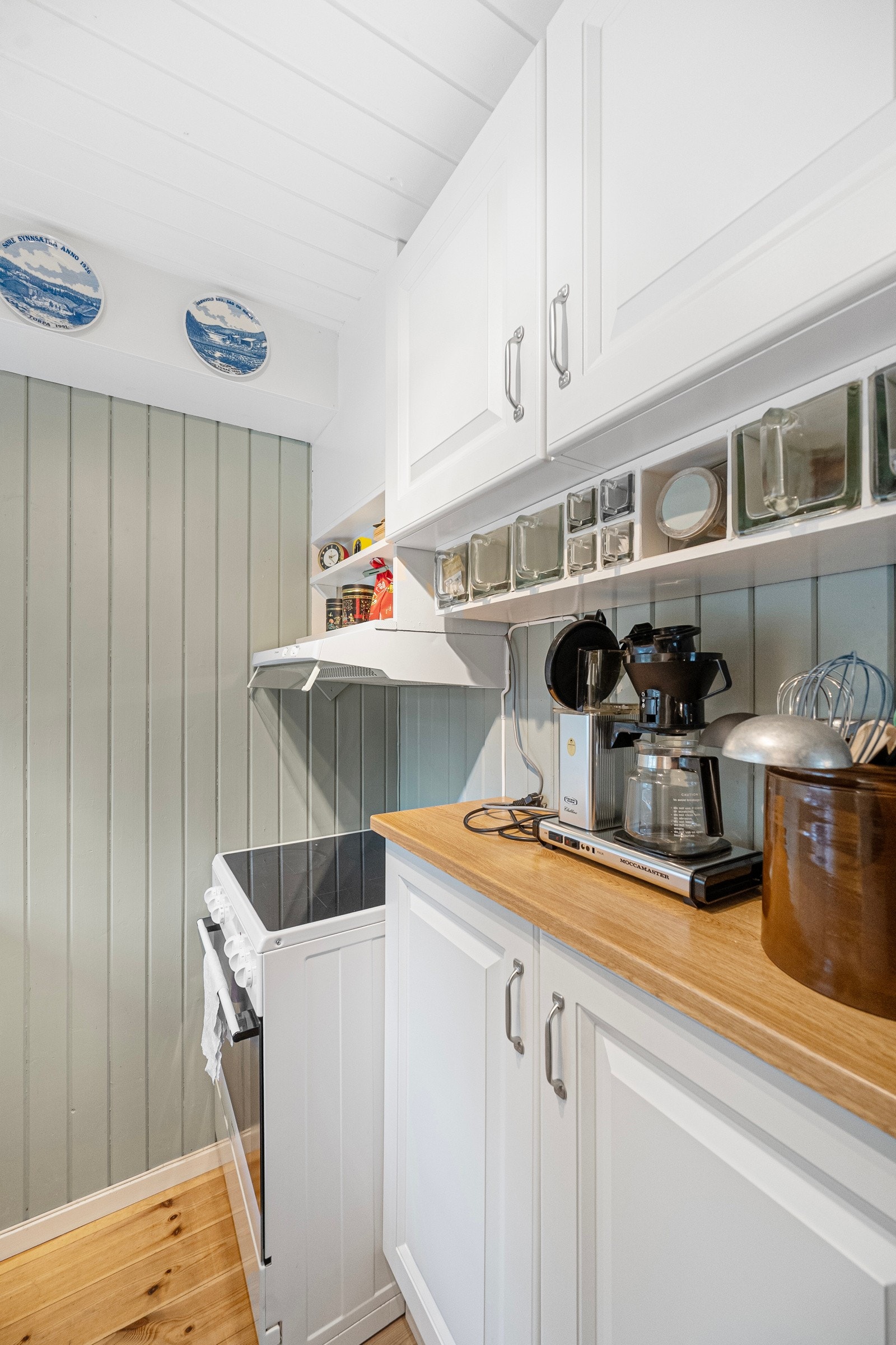 Den enkle, men sjarmerende innredningen har nedfelt vask og ventilator med avtrekk ut Galleribilde