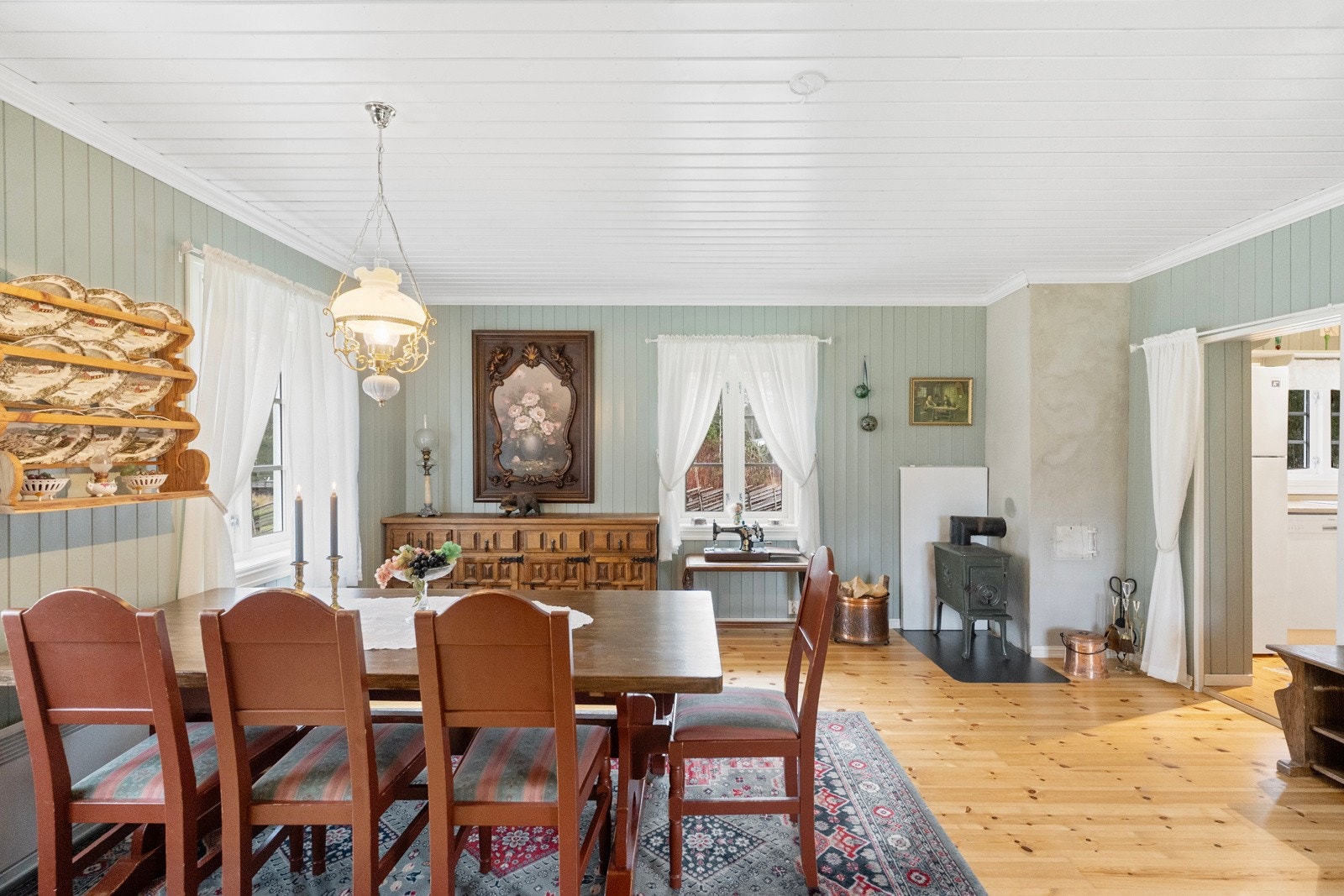 Her er det både strøm, innlagt vann og avløp, og mye er oppgradert de senere årene, slik at du kan flytte rett inn og nyte fritiden fra første stund Galleribilde