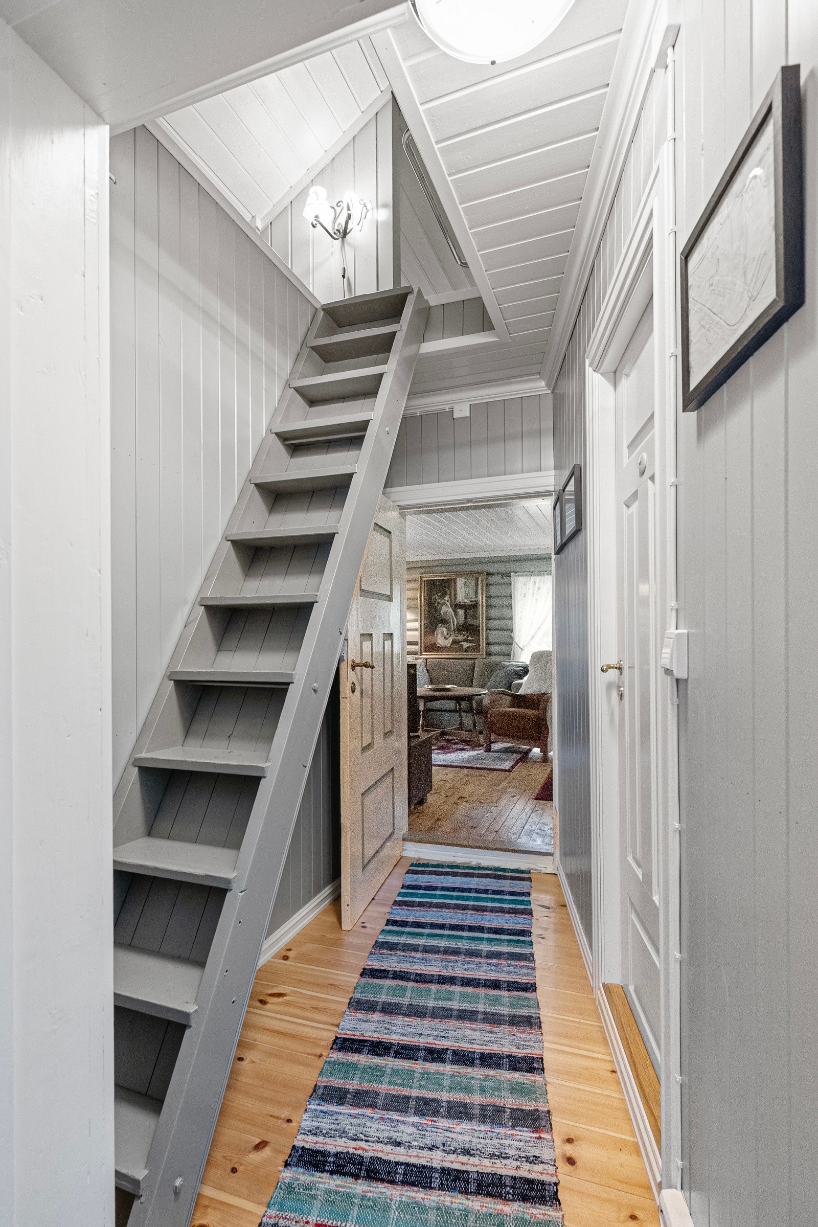 Adkomst til hems via bratt trapp gjennom luke Galleribilde