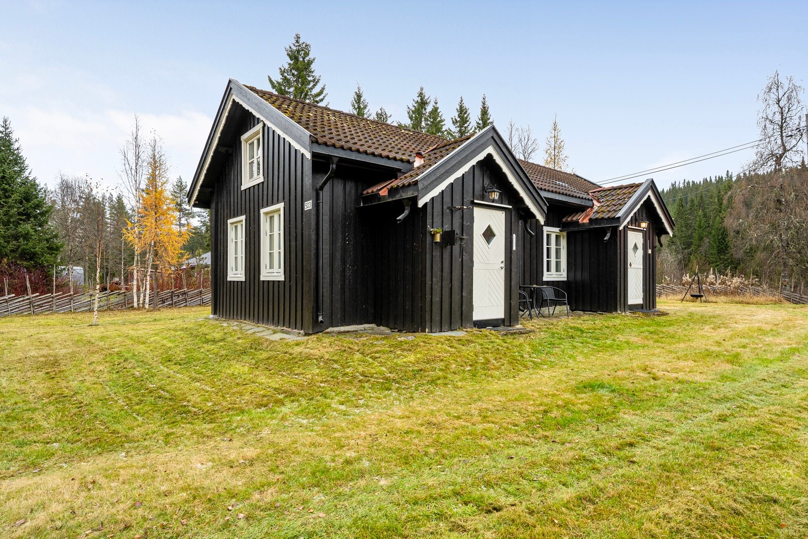 Ute venter et stort og barnevennlig tun på hele ca. 3 mål Galleribilde