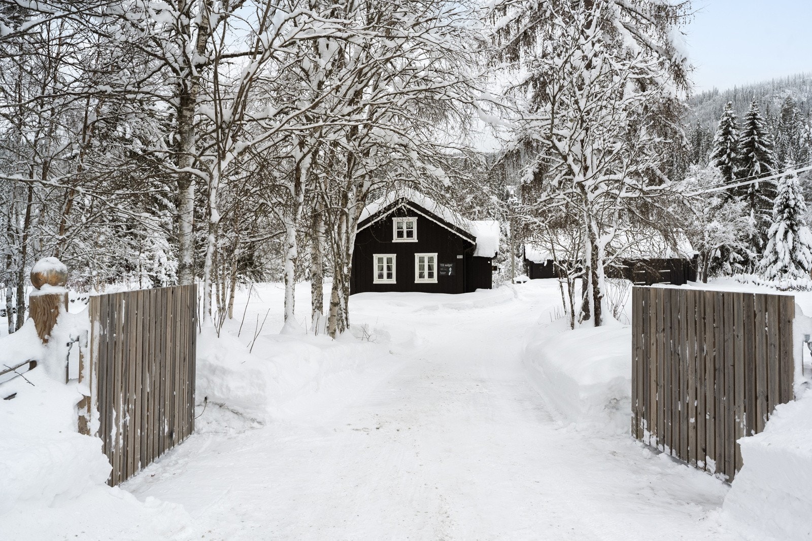 Velkommen til Nord-Torpvegen 503 - en meget sjarmerende eiendom rett ved elva i Nord-Torpa! Galleribilde