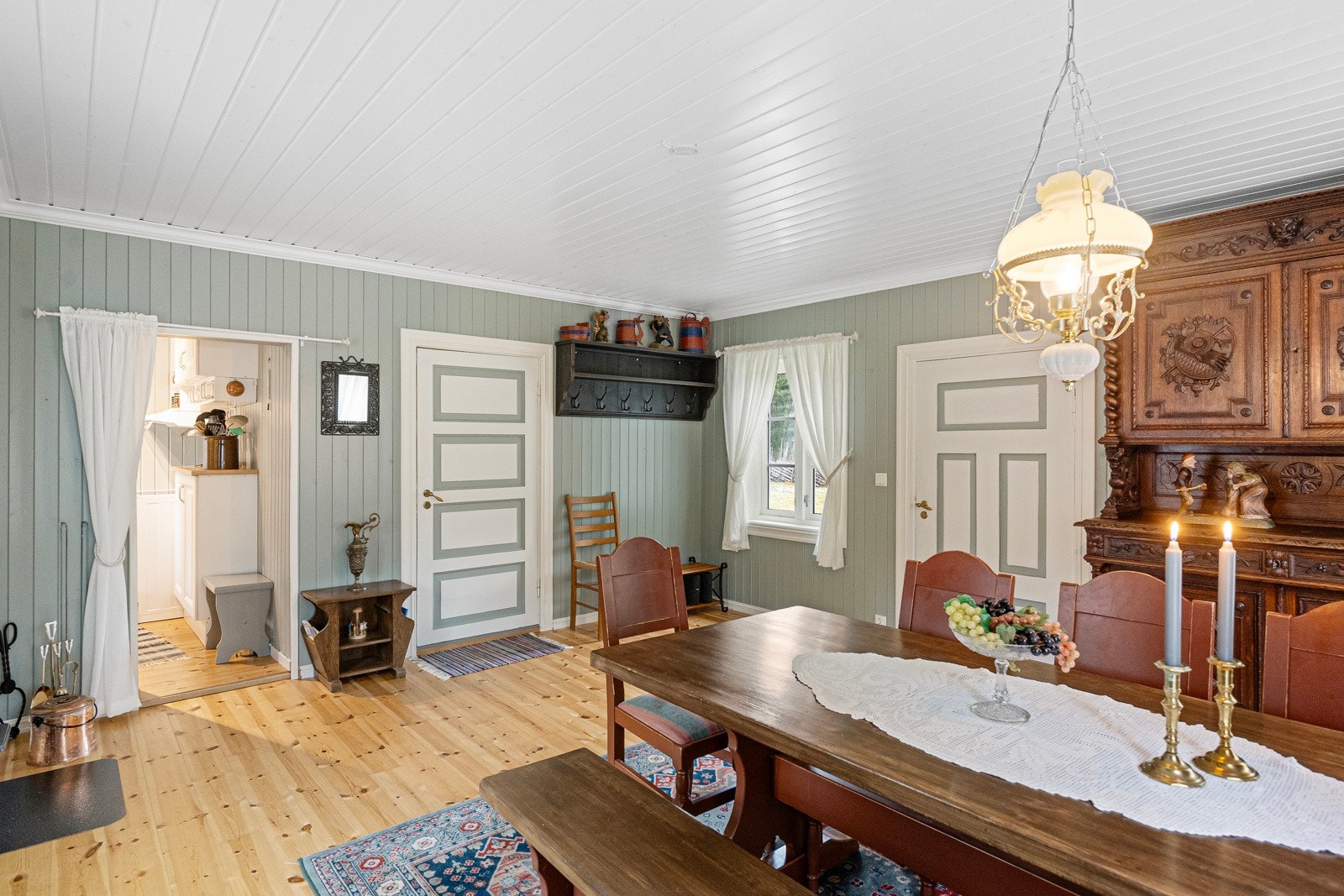 Mye er oppusset i senere tid og fremstår i god stand. Nyere elektrisk anlegg, sikringsskap og varmtvannsbereder Galleribilde