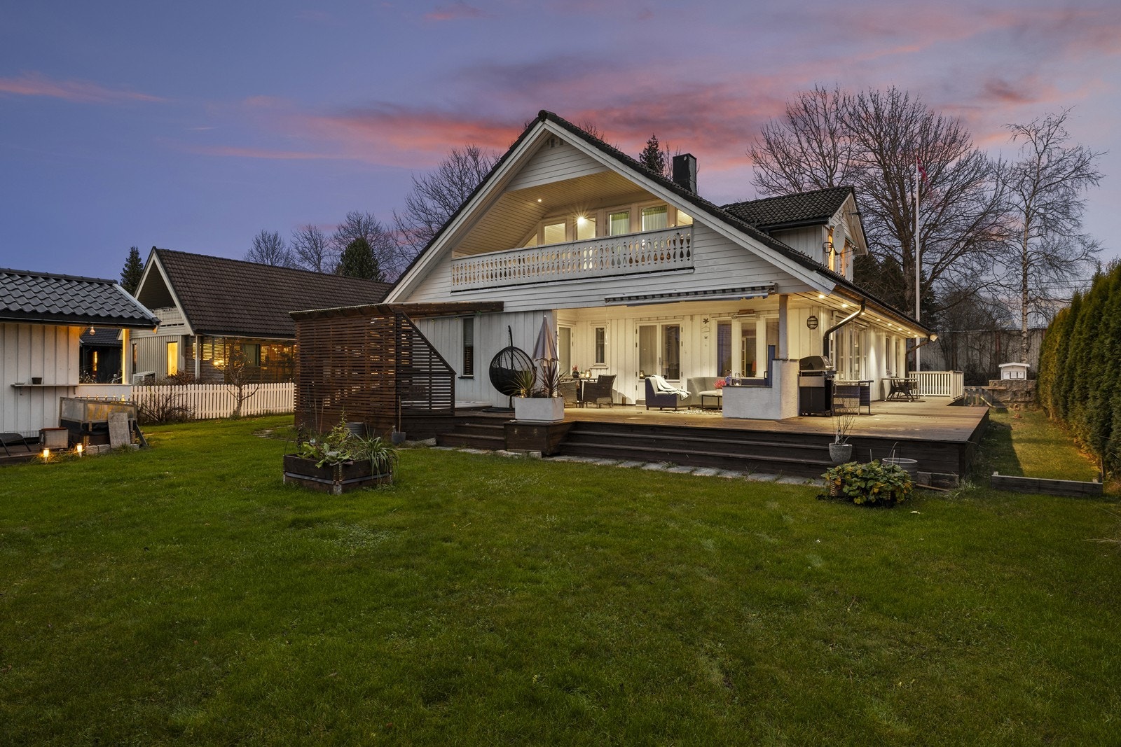 Stor og frodig hage. Perfekt for leke og moro Galleribilde