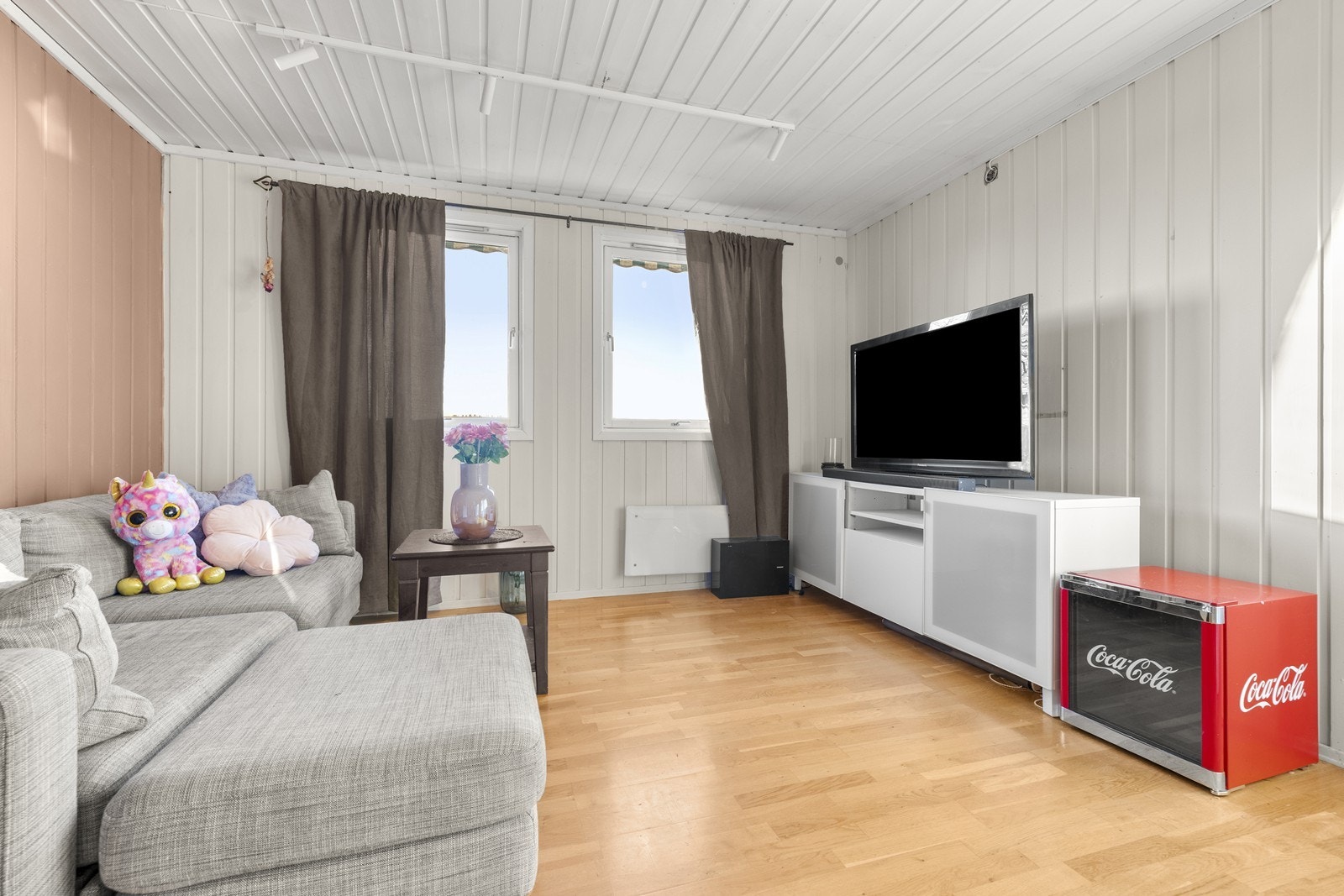 Romslig loftsstue - ideell som TV-stue eller ungdomssone Galleribilde