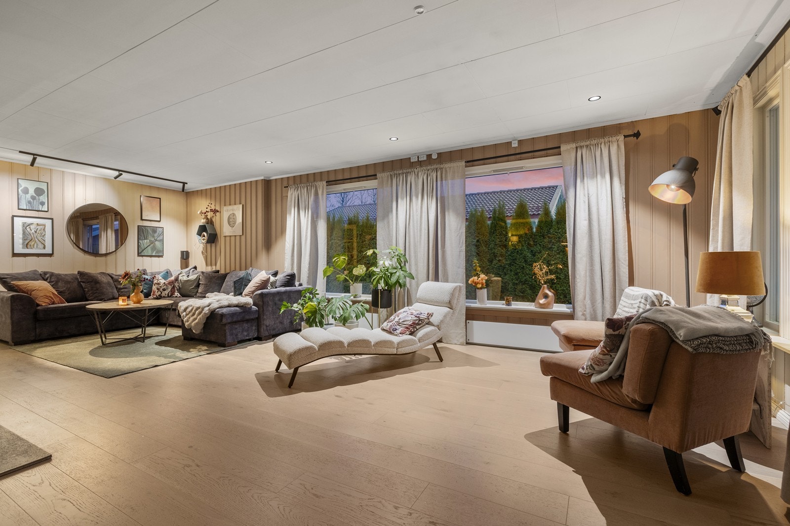 Lys og romslig stue med store vindusflater Galleribilde