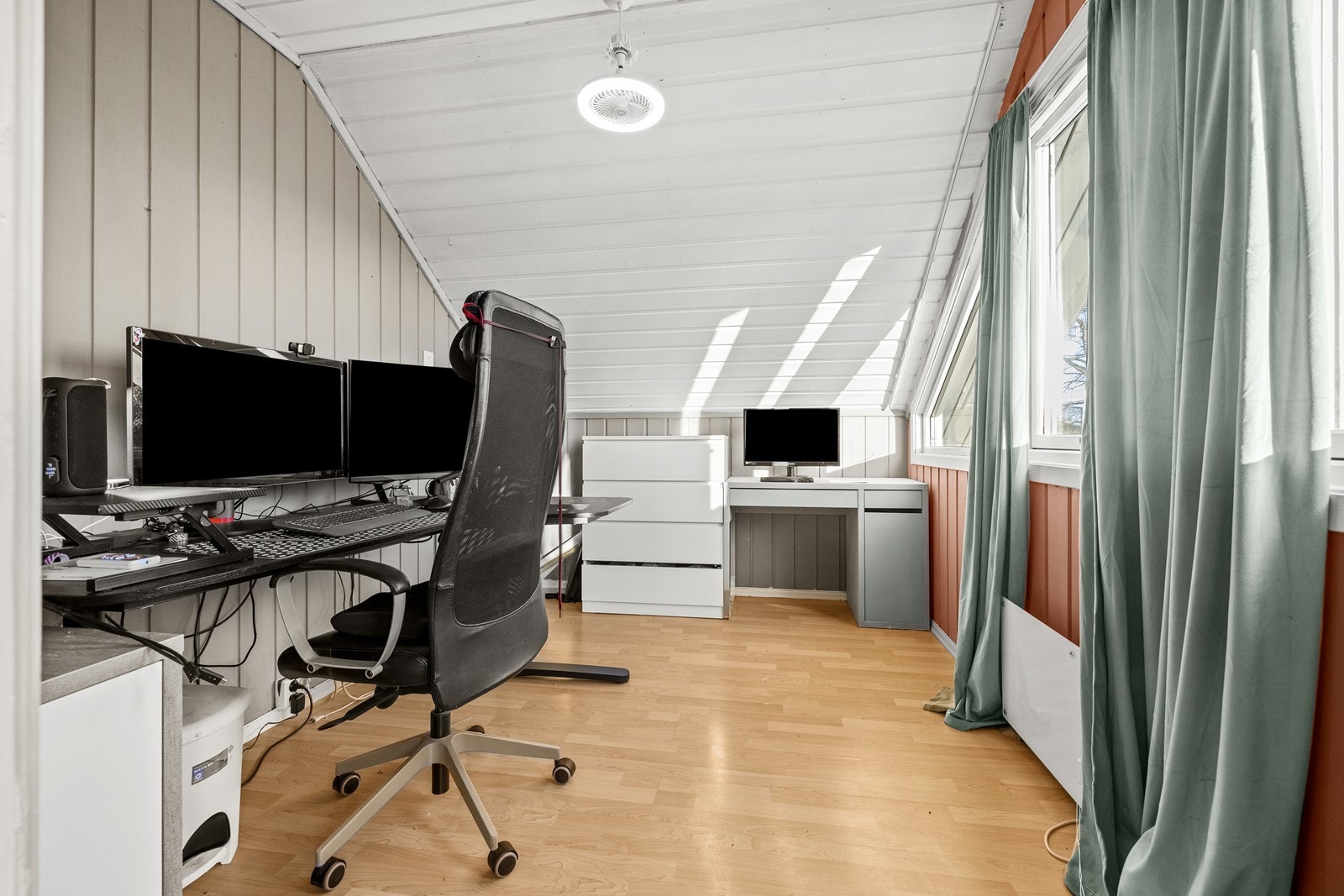 Det er også en bod som har luke nederste til venstre på bilde Galleribilde