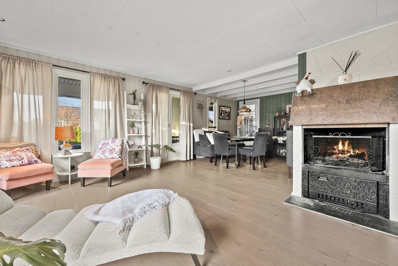 God plass til både sofagruppe og stor spiseplass Galleribilde