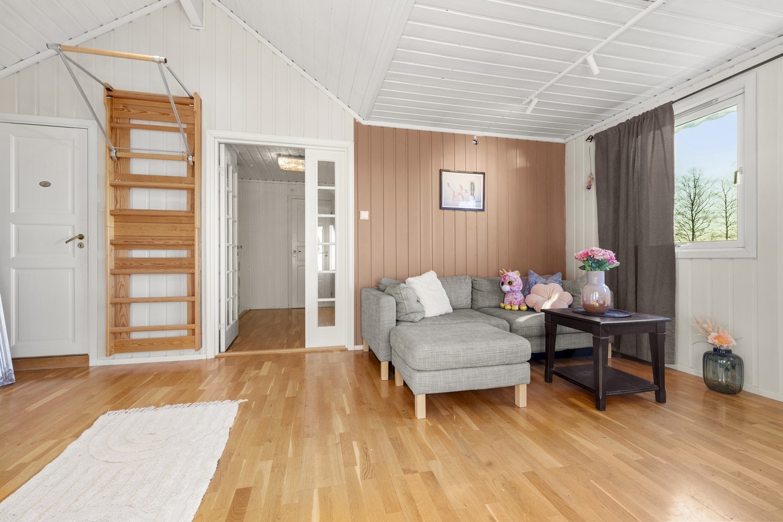 Et lunt og hyggelig oppholdsrom i 2. etasje. Døren til venstre er badet i 2.etg. Galleribilde