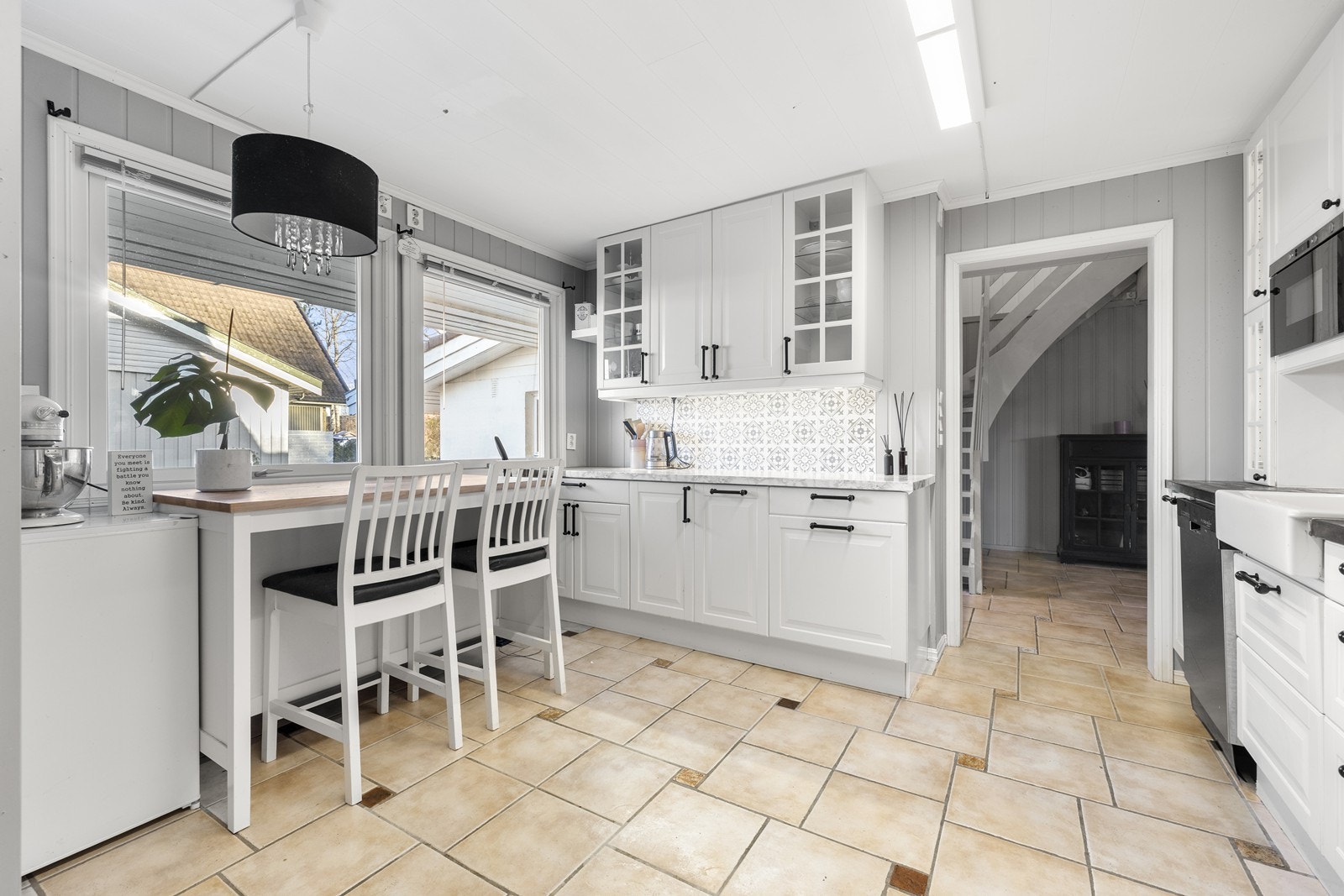 Praktisk kjøkken med god arbeidsflate Galleribilde