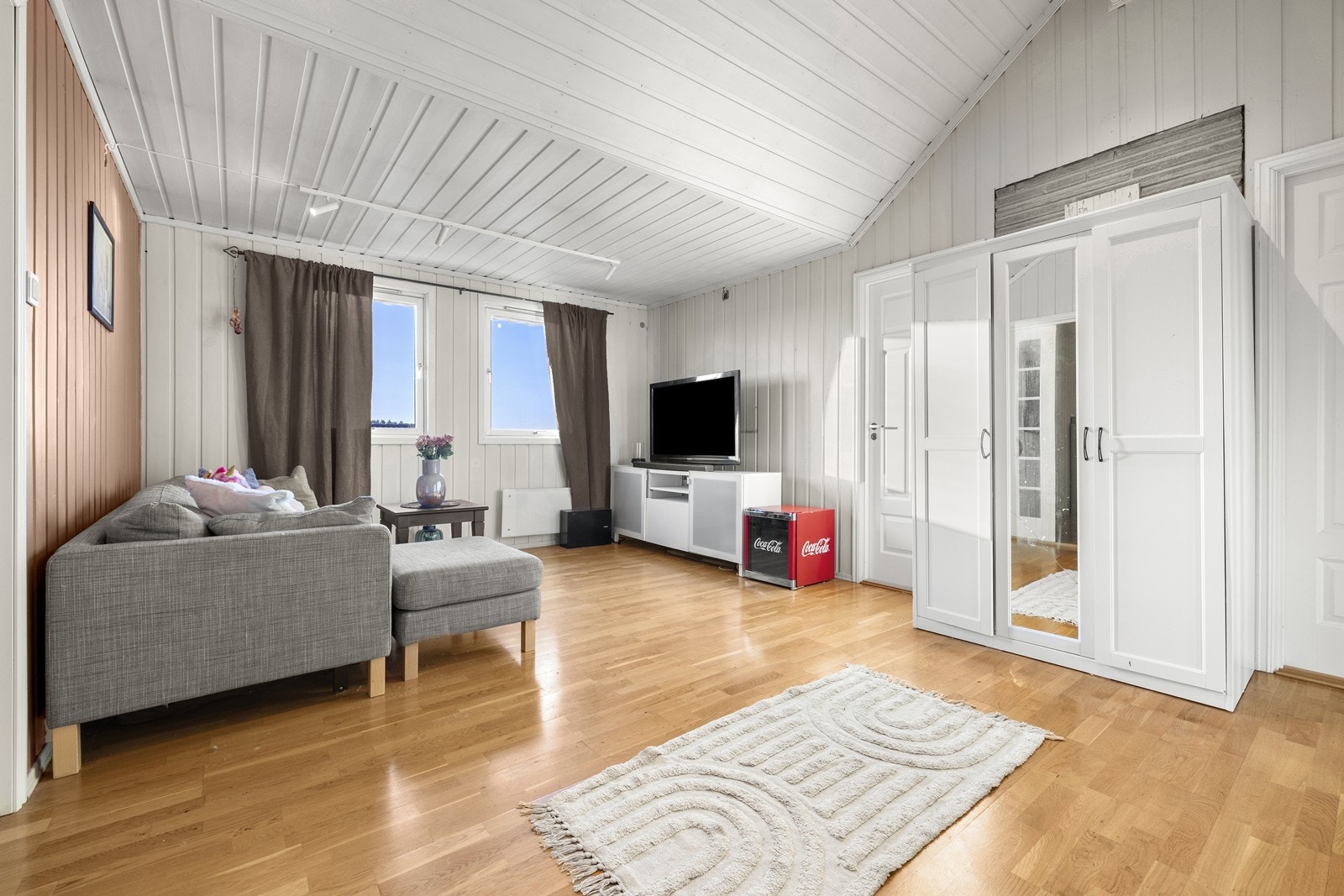 Muligheter for etablering av ildsted der skapet står. Galleribilde