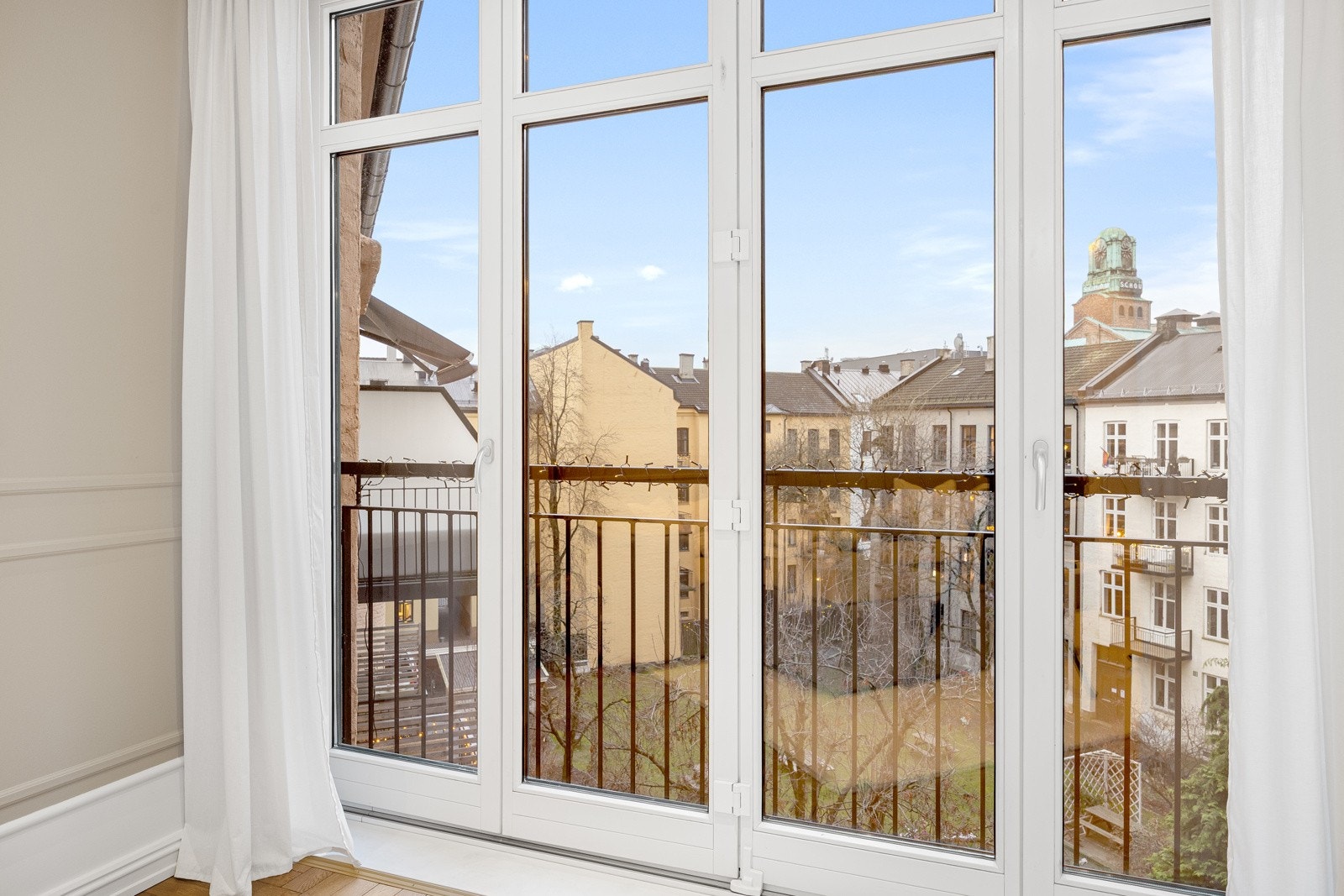 - Bilde fra tilsvarende leilighet i etasjen over som har fått montert fransk balkong - Galleribilde