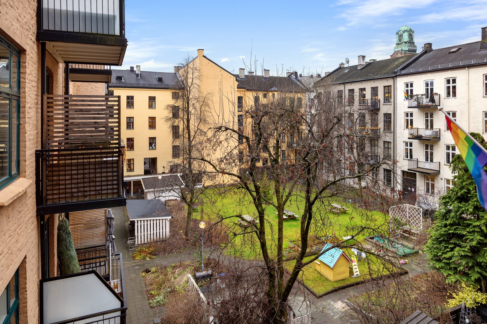 - Nydelig utsikt mot det frodige gårdsrommet - Galleribilde