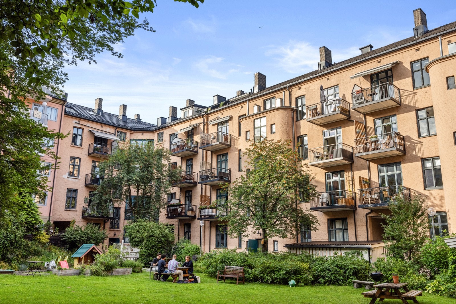 - Sommerbilde av indre gårdsrom - Galleribilde