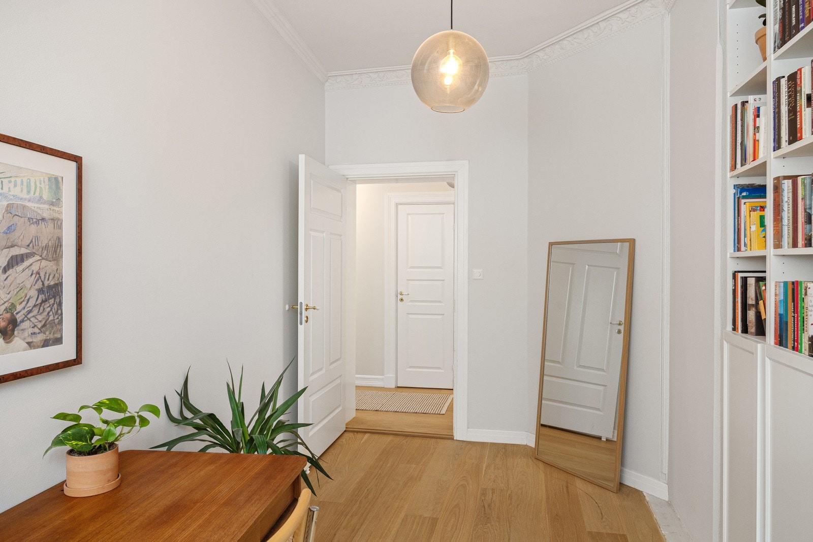 - Plass til seng, nattbord og kontorpult - Galleribilde