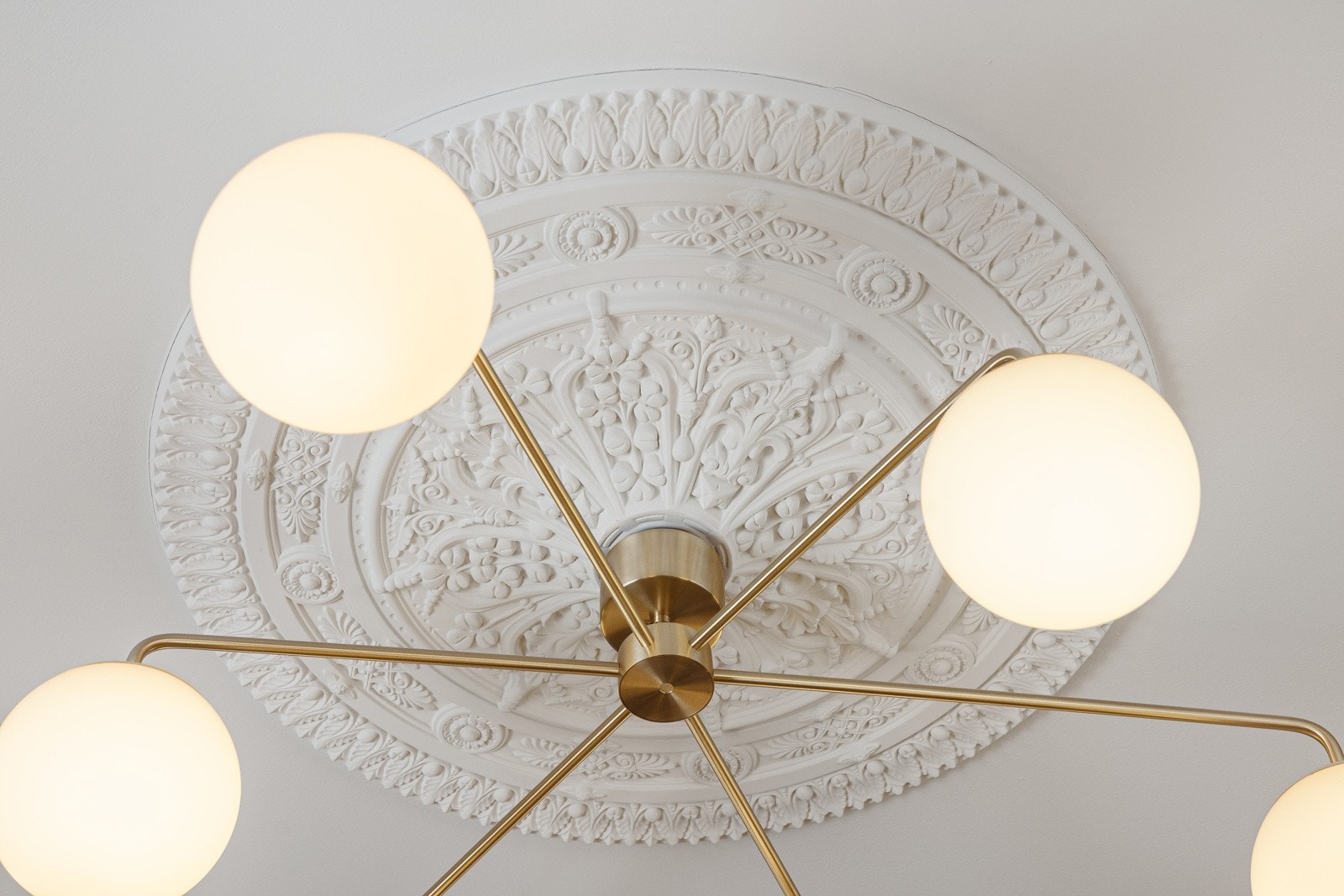 - Klassisk rosett i flere rom i leiligheten - Galleribilde