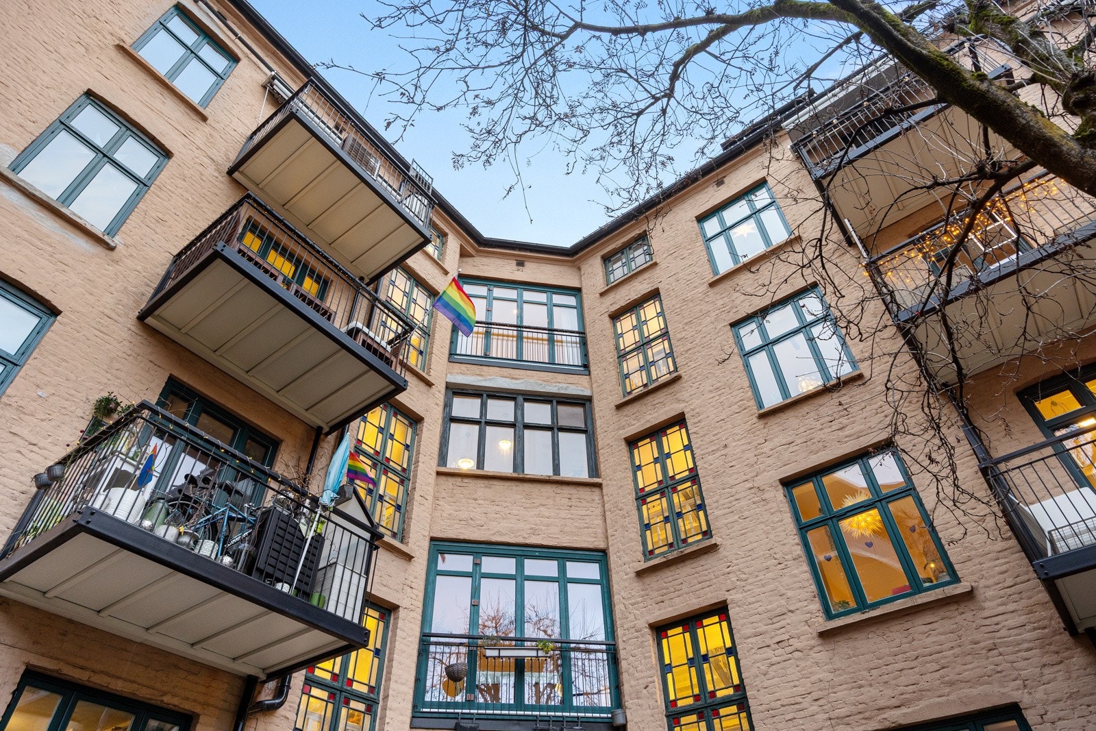 - Fasade mot indre gård. Leiligheten ligger i 3. etasje og får montert fransk balkong januar 2026 (lik 2. og 4. etasje) - Galleribilde