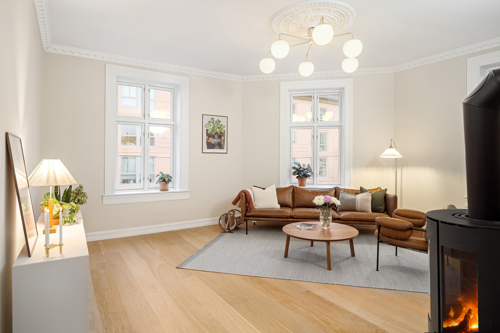 - Klassisk leilighet med god takhøyde, rosetter, stukkatur, original teglsteinsvegg og store vindusflater (nye vinduer 2024) med dype karmer - Galleribilde