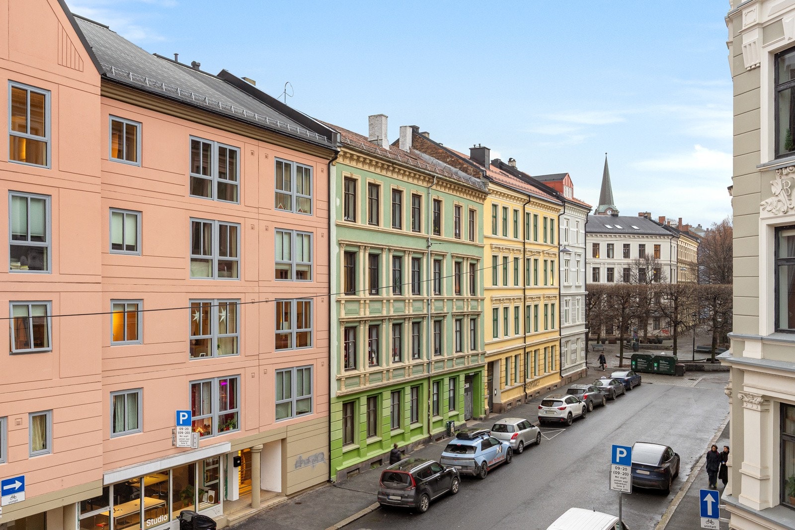 - Utsikt fra stue mot rolig, trafikkstille og enveiskjørt gate - Galleribilde