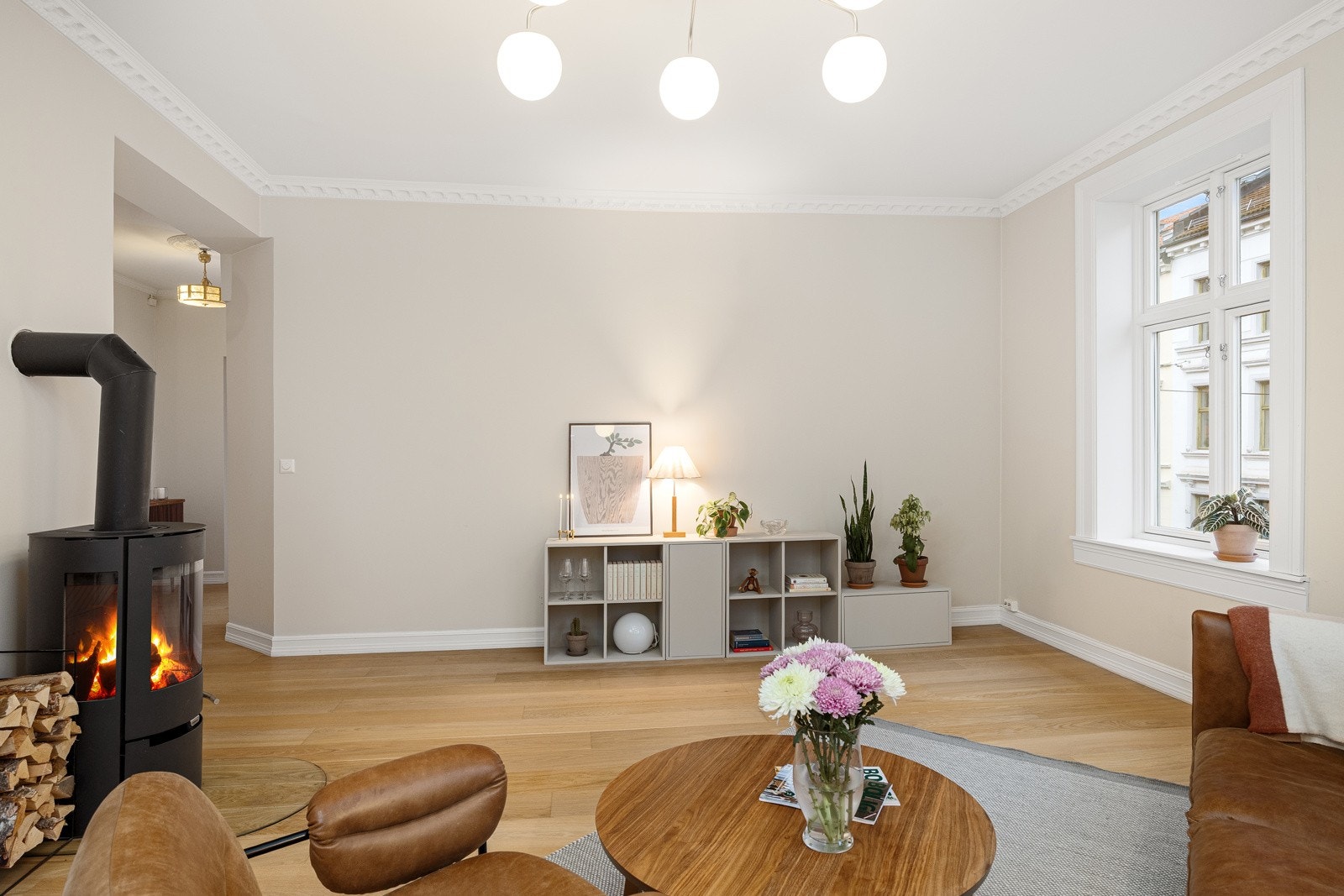 - Stor, luftig hjørnestue på ca 20 m² med plass til sittegruppe, spisebord, tv-krok, bokhyller etc - Galleribilde