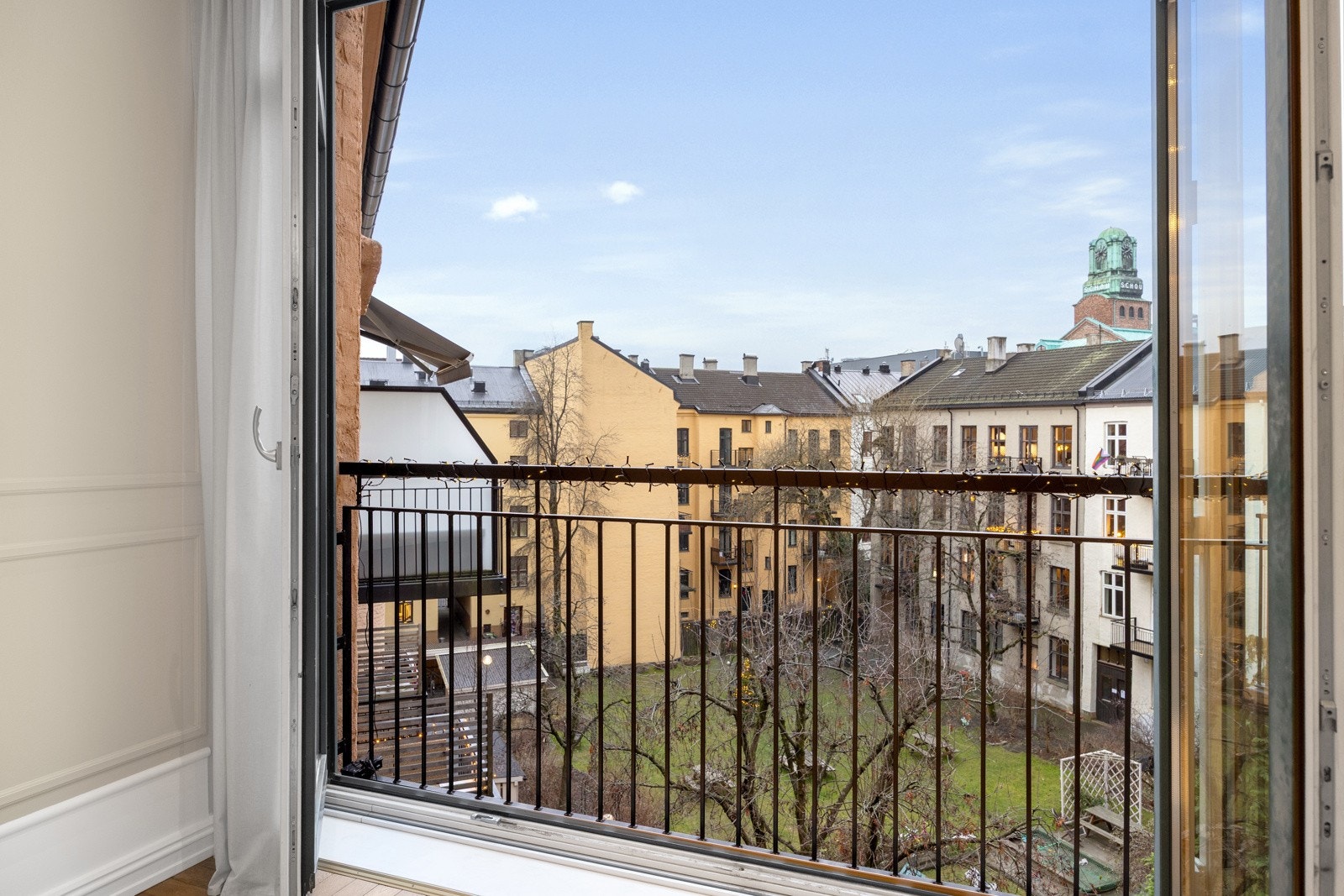 - Bilde fra tilsvarende leilighet i etasjen over som har fått montert fransk balkong - Galleribilde
