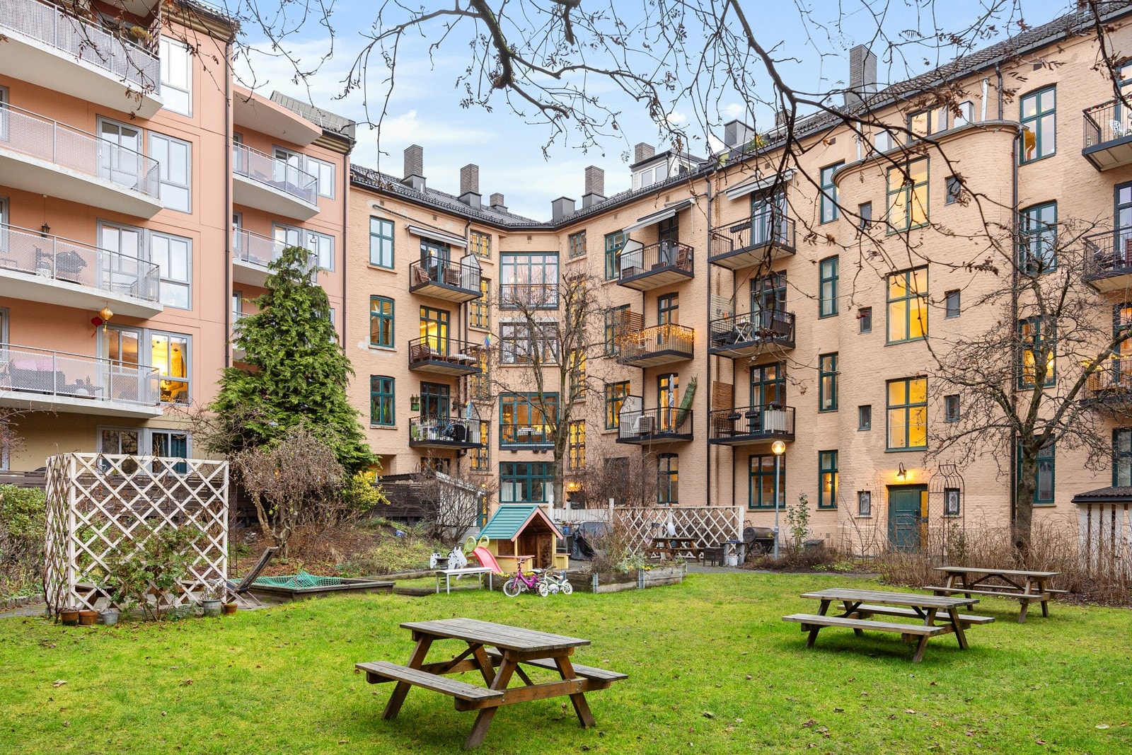 - Barnevennlig leilighet og gård med sandkasse og dukkehus for de minste - Galleribilde