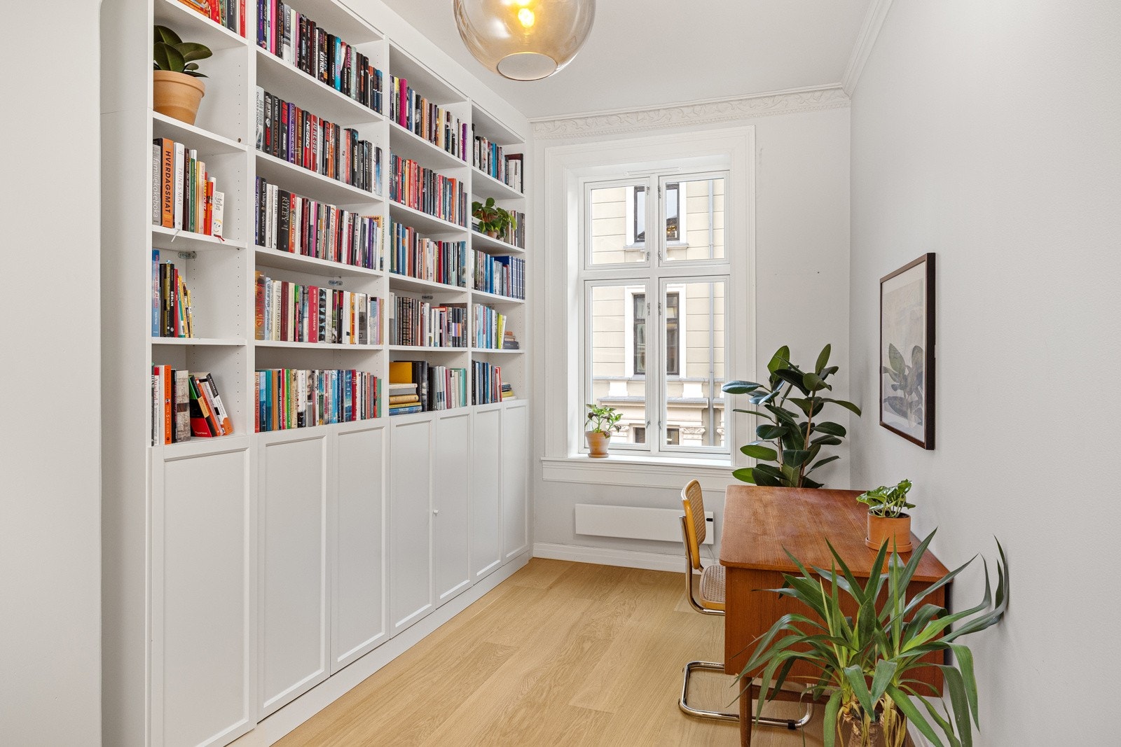 - Soverom II brukes i dag som hjemmekontor/bibliotek og vender også mot rolig, enveiskjørt gate - Galleribilde