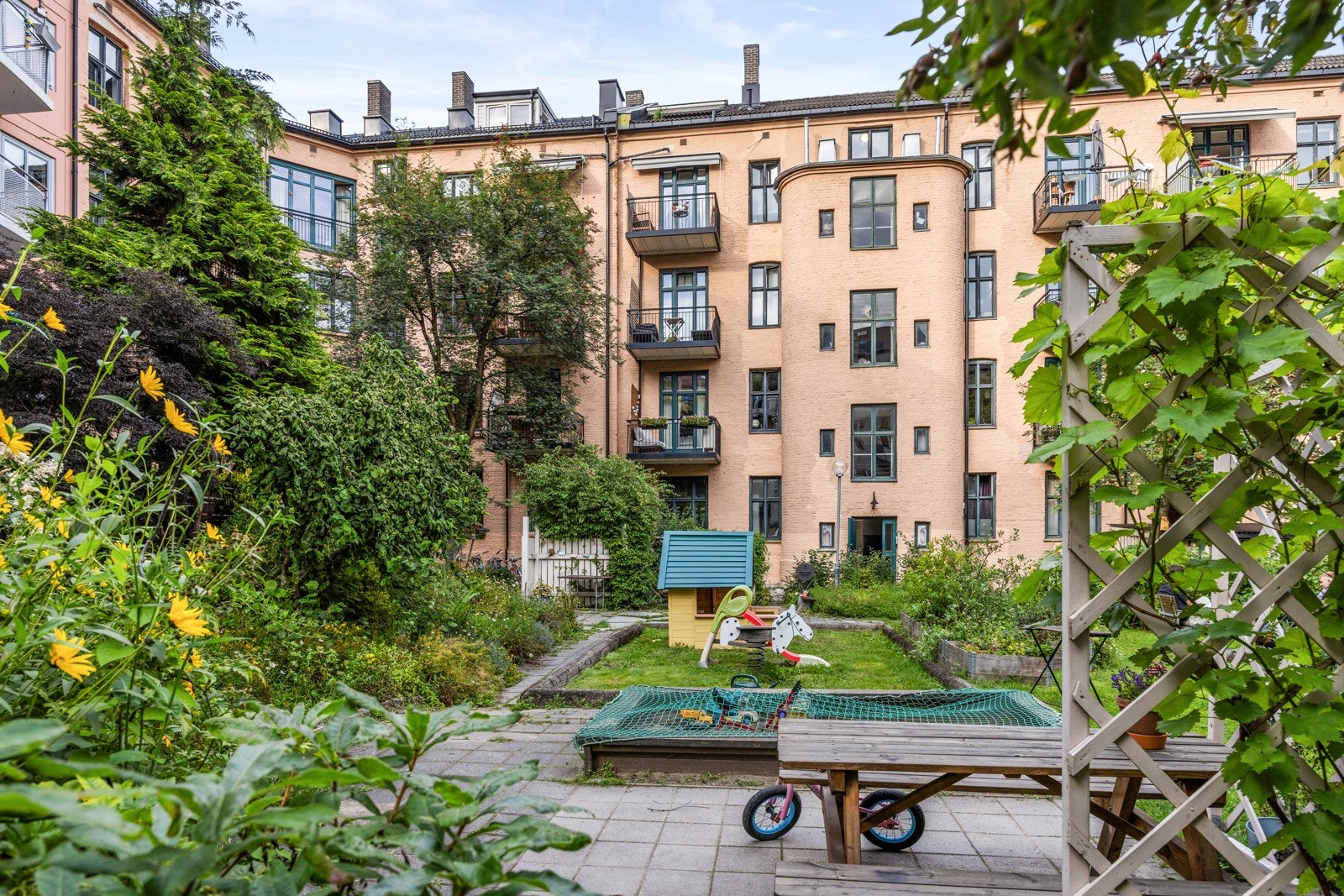 - Sommerbilde av indre gårdsrom - Galleribilde