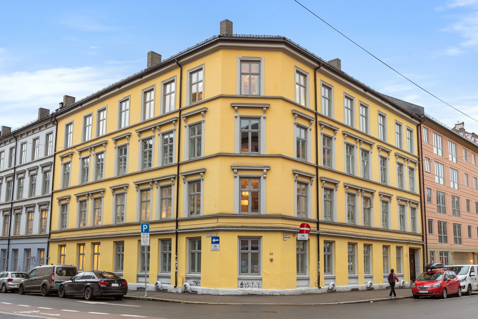 Fasade mot gate. Dette er hjørneleiligheten i 3. etasje. Mulighet for videreleie av garasjeplass rett over gaten for kr 2.000,- pr mnd - Galleribilde