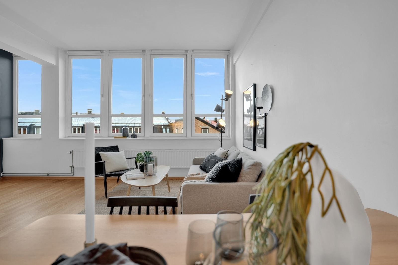 Stue og kjøkken i et sosialt rom. Gode lysforhold og utsikt. Galleribilde