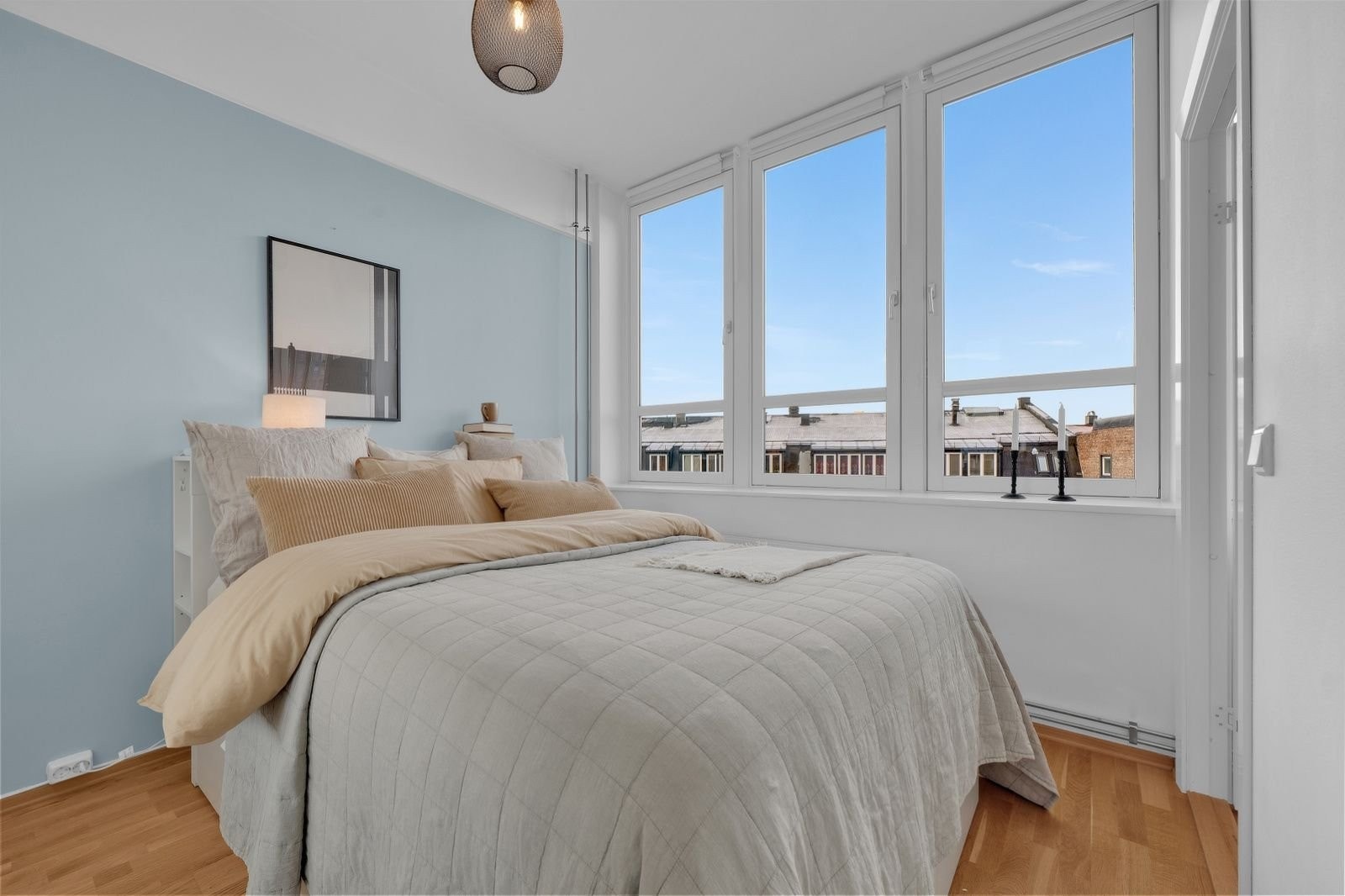 Soverom vendt mot rolig bakgård Galleribilde