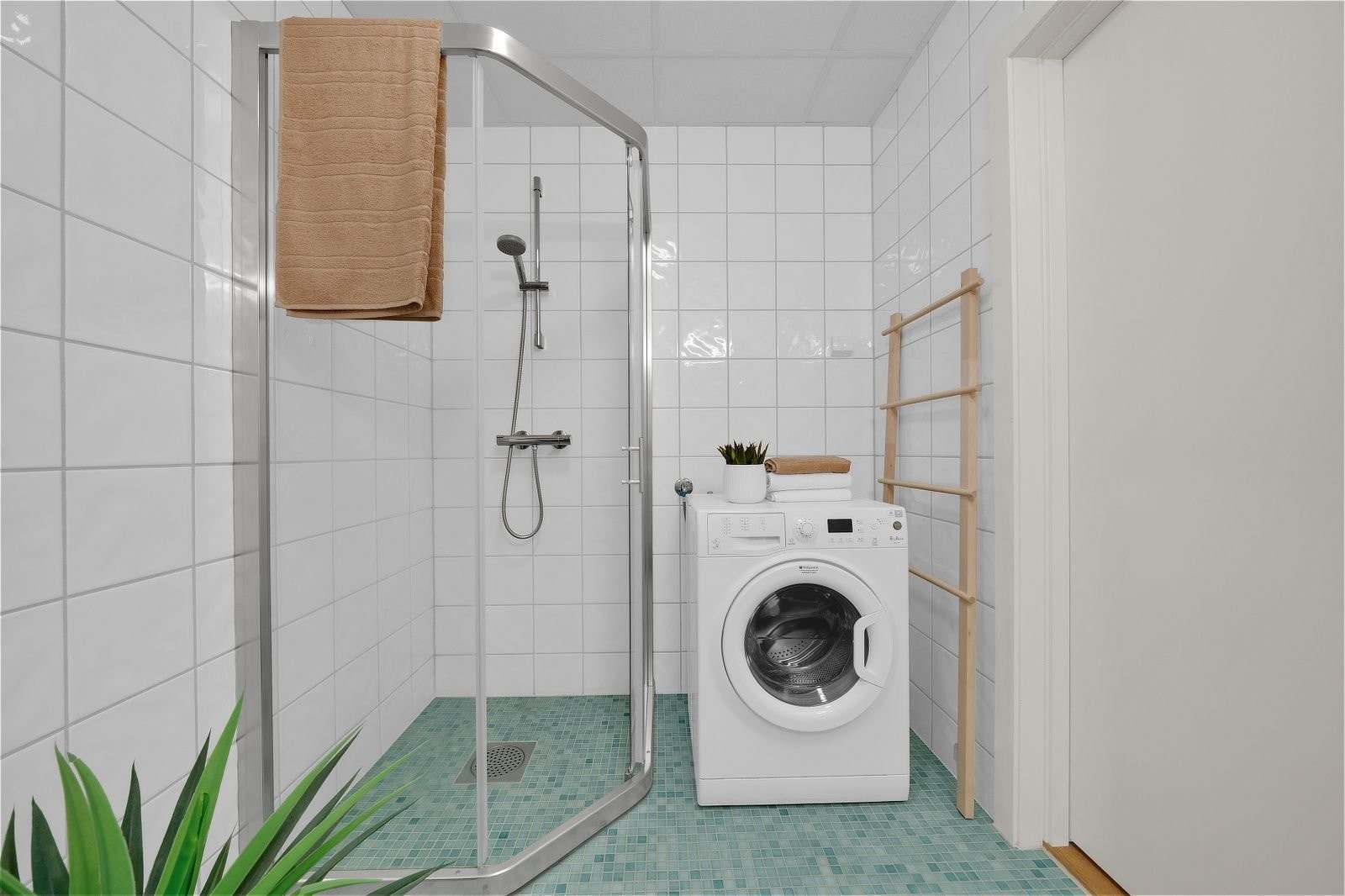 Romslig bad med vaskemaskin Galleribilde