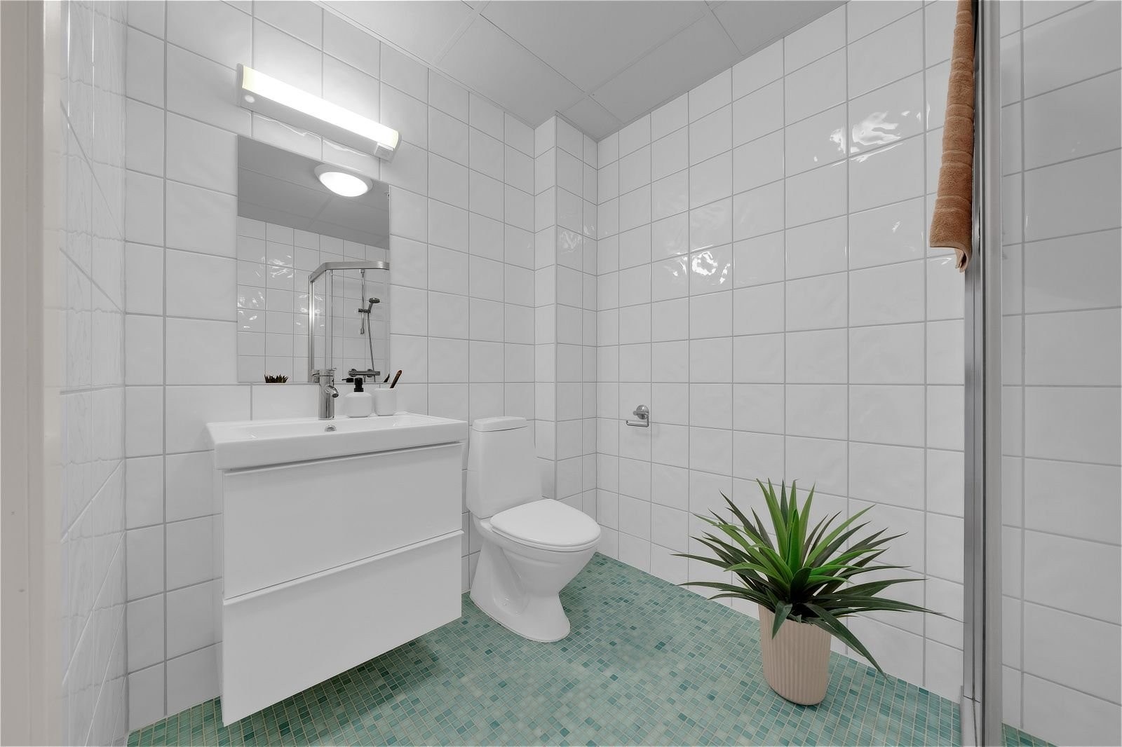 Bad med mosaikkfliser på gulv Galleribilde