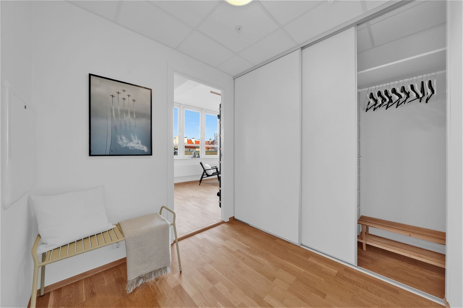 Gang med garderobe og god oppbevaring Galleribilde