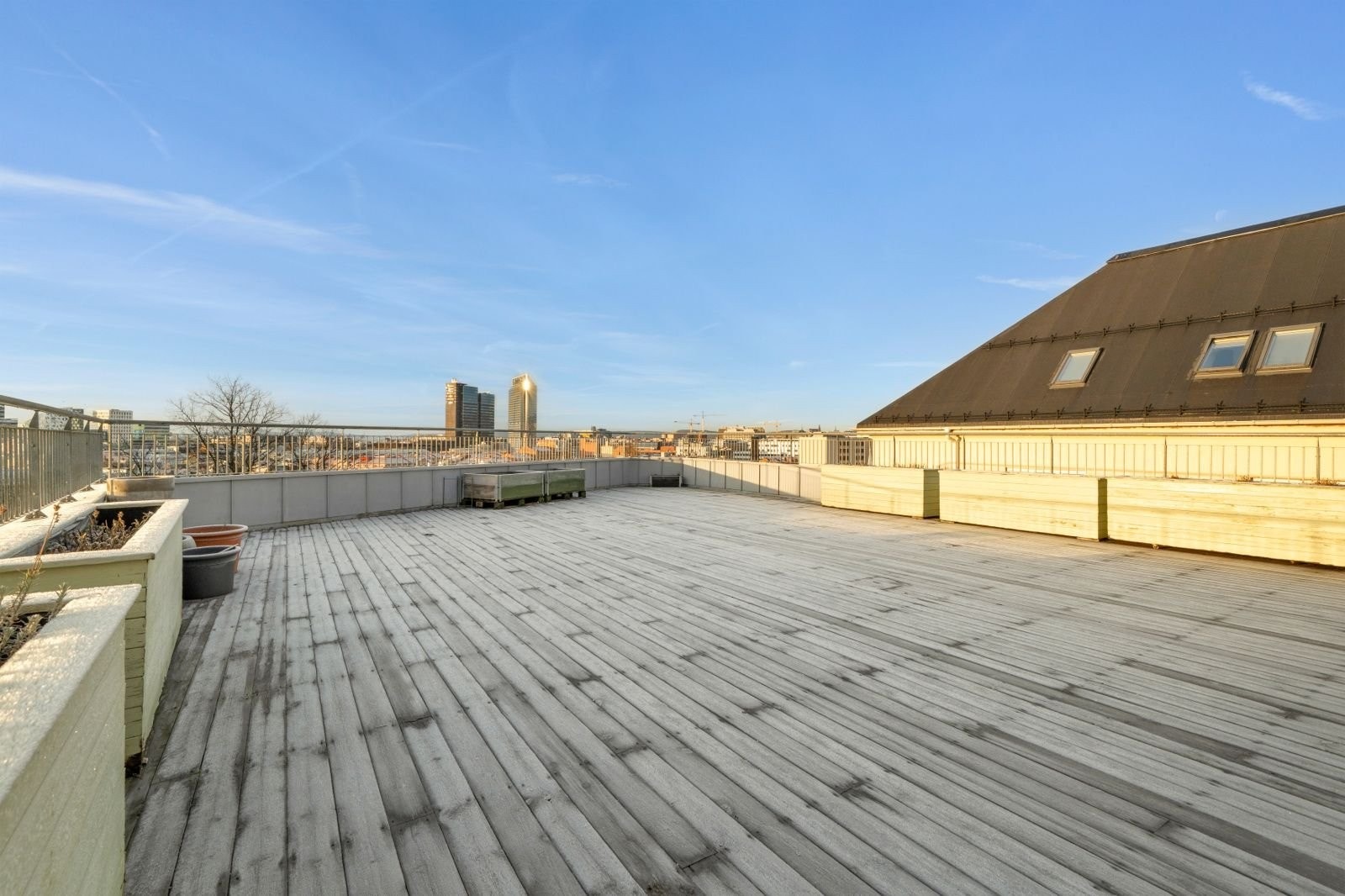 Takterasse. På sommerhalvåret er det hyggelig møblert og gode solforhold. Galleribilde