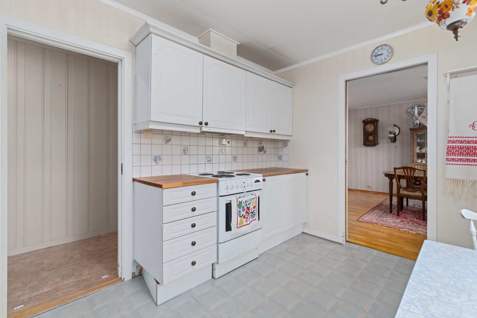 Kjøkken i boligdelen. Herfra har man tingang til spisestue og stue. Galleribilde