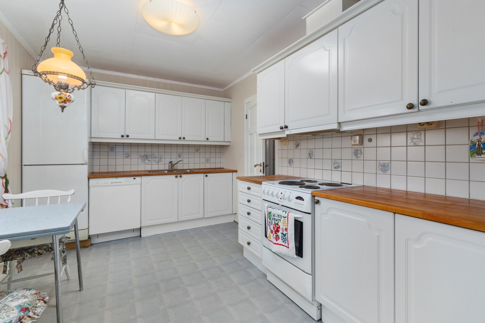 Kjøkkeninnredningen har godt med skap og benkeplass. Galleribilde