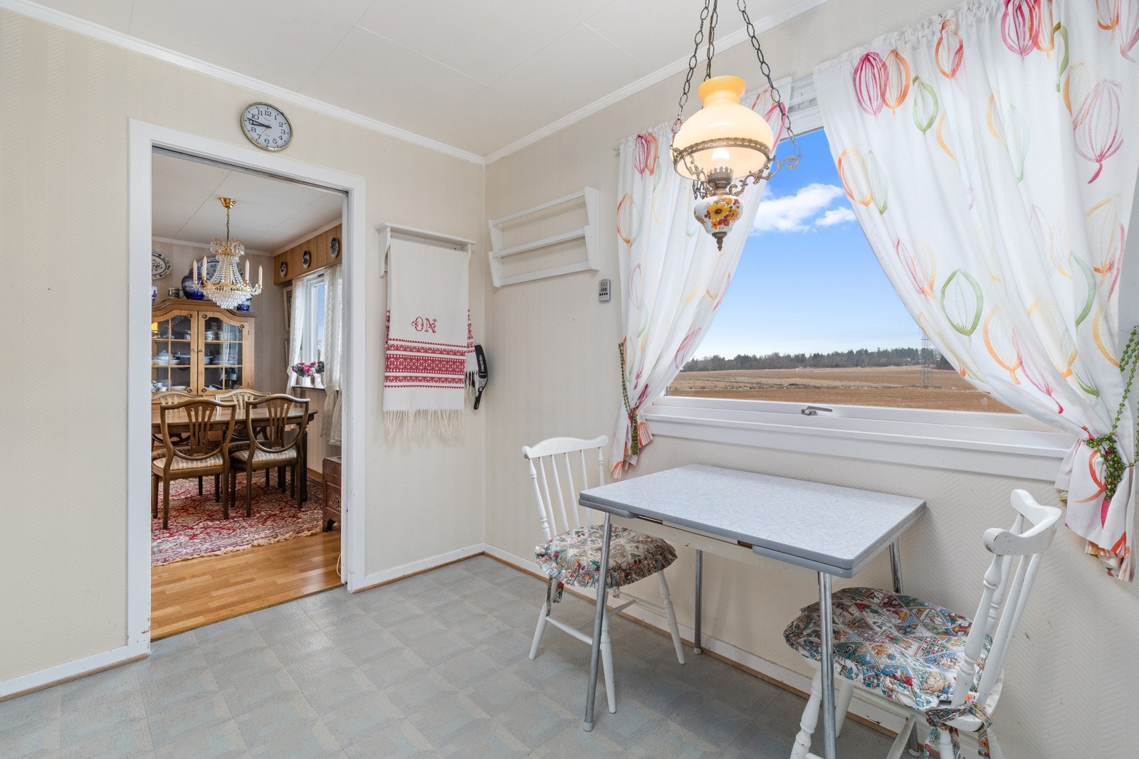 På kjøkkenet er det plass til spisebord. Galleribilde