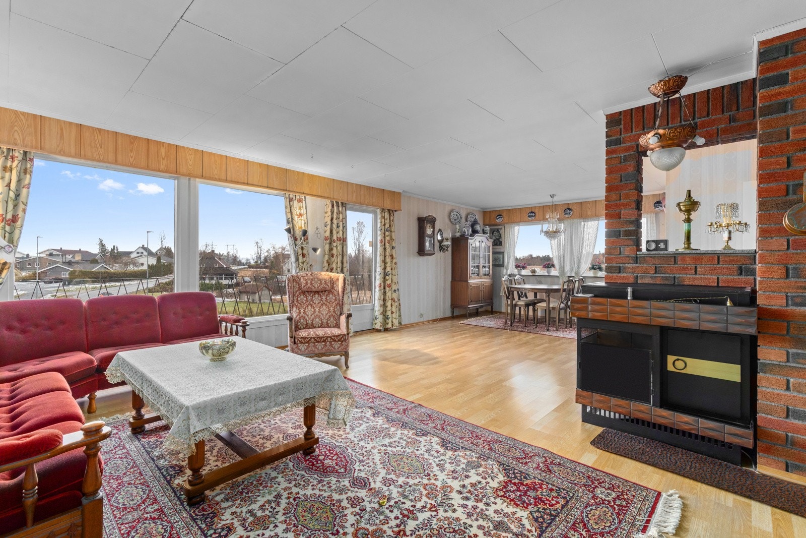 I stue og spisestue er det store vindusflater som slipper inn godt med naturlig lys. Galleribilde