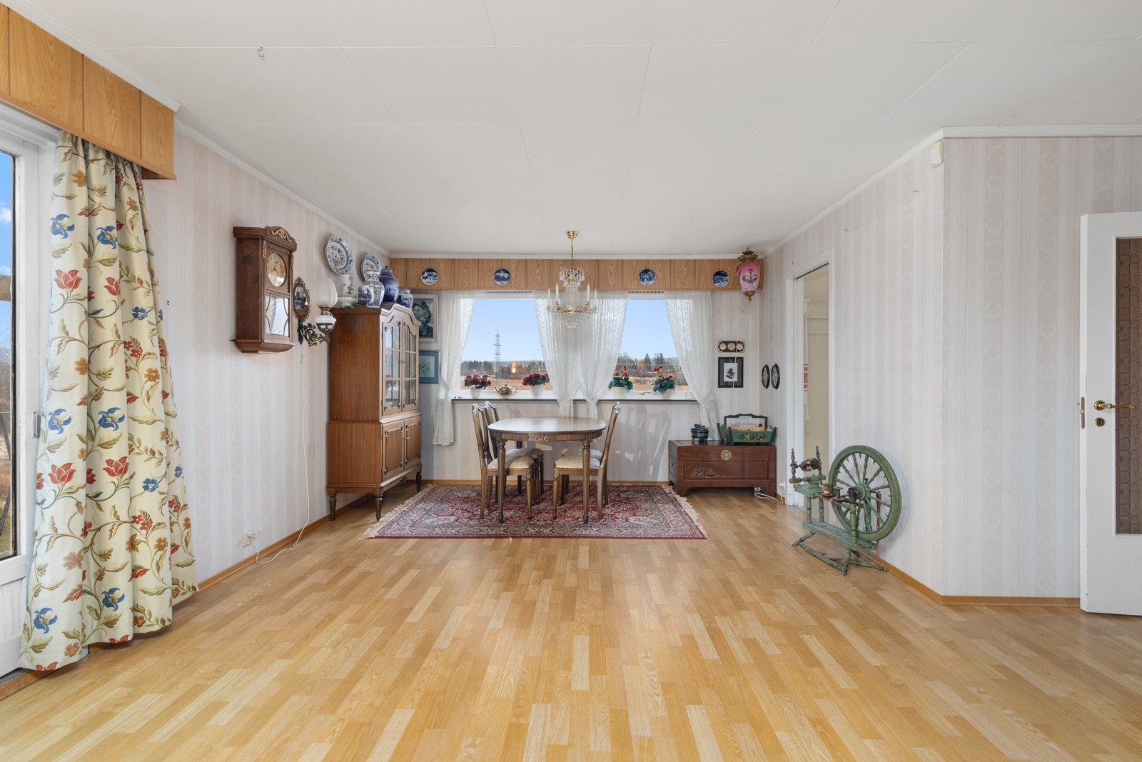 Spisestuen ligger praktisk plassert mot kjøkkenet. Galleribilde