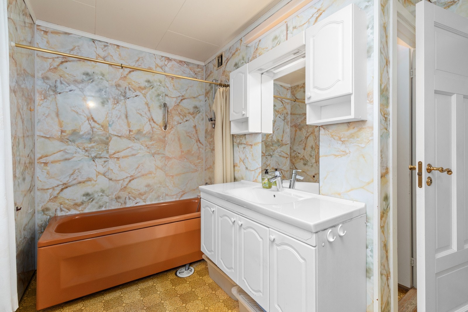 Her er det montert innredning med servant og badekar. Galleribilde