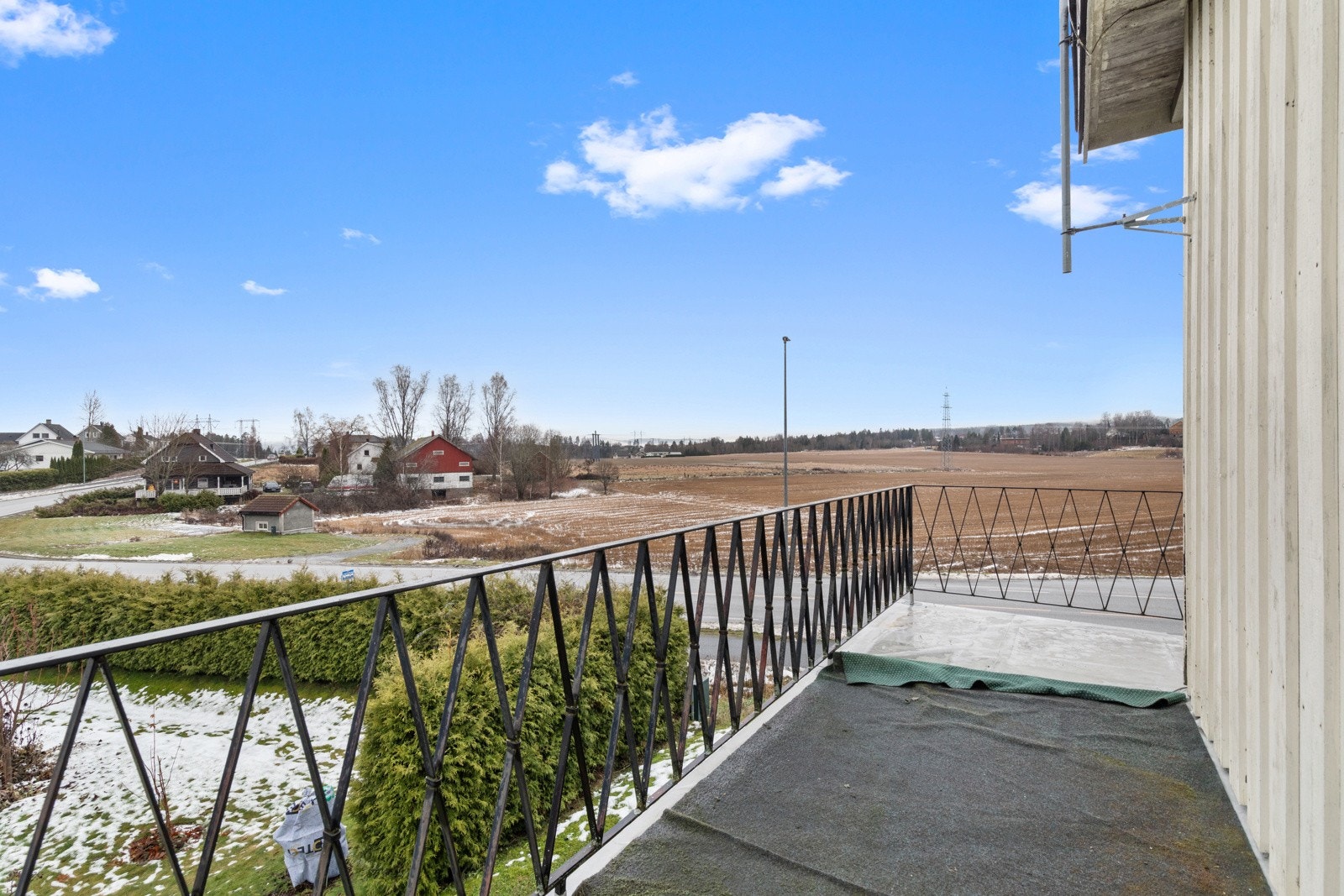 Fra boligen i andre etasje har man tilgang til solrik balkong Galleribilde