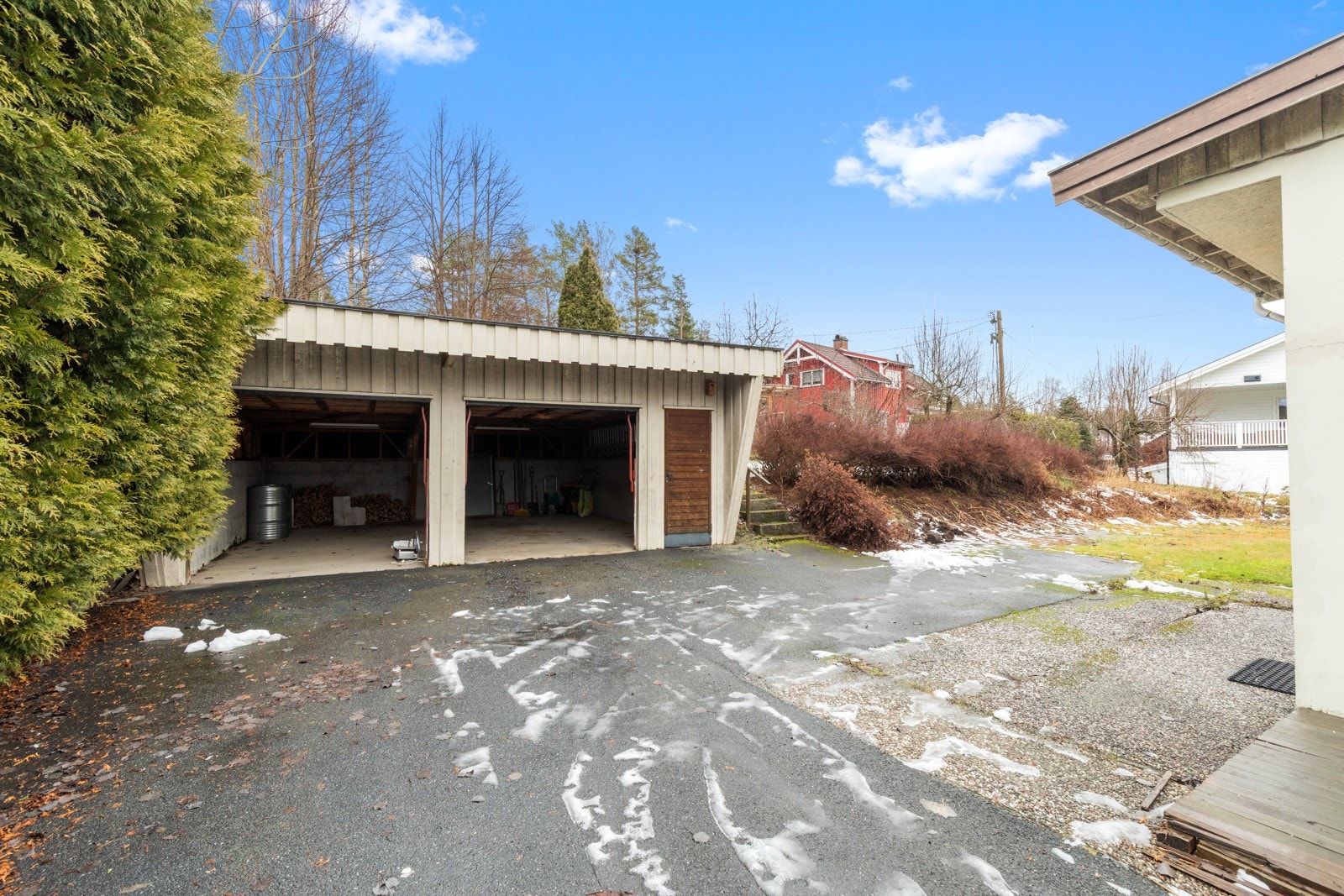 Garasjen finner man på baksiden av bygningen. Galleribilde