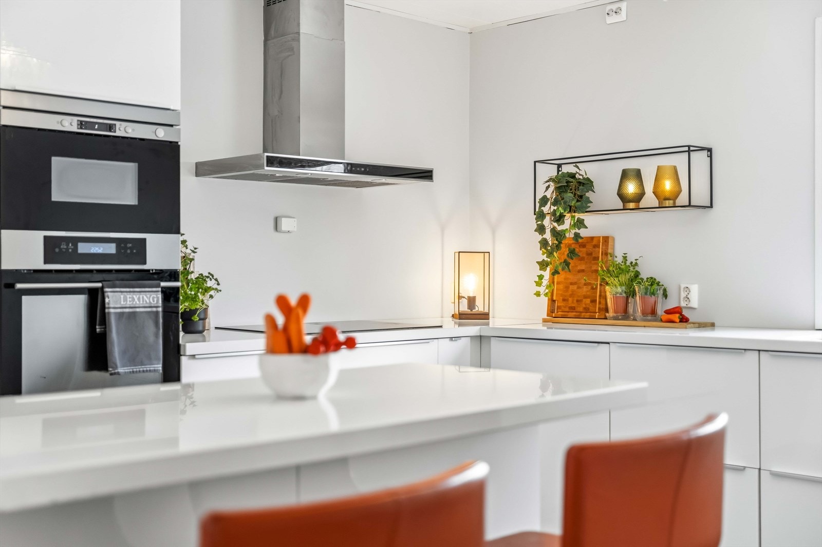 Kjøkkenet er utstyrt med moderne og funksjonelle hvitevarer som er pent integrert i innredningen. Galleribilde