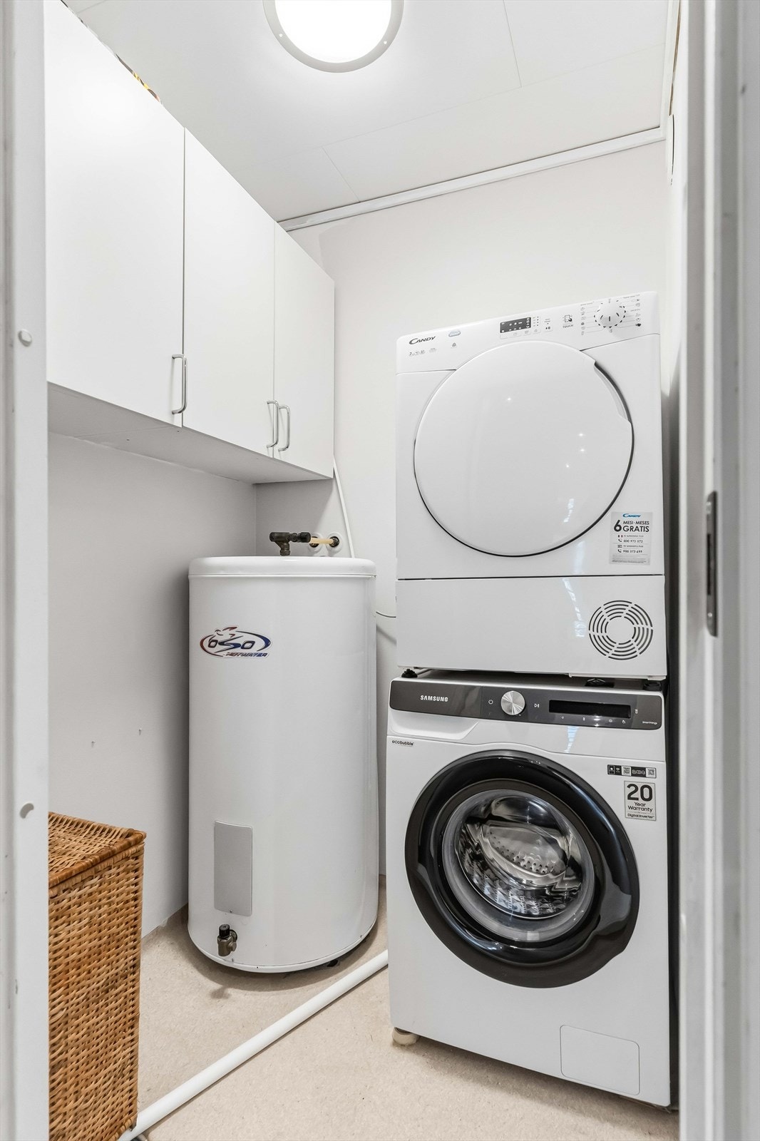 Separat vaskerom med plass til ekstra oppbevaring og opplegg for vaskemaskin. Galleribilde