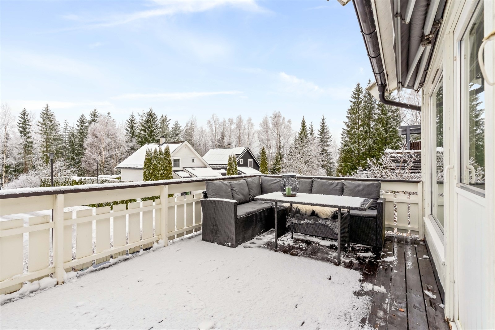 Balkongen er på ca. 20 kvm og har god plass til diverse utemøblementer. Galleribilde