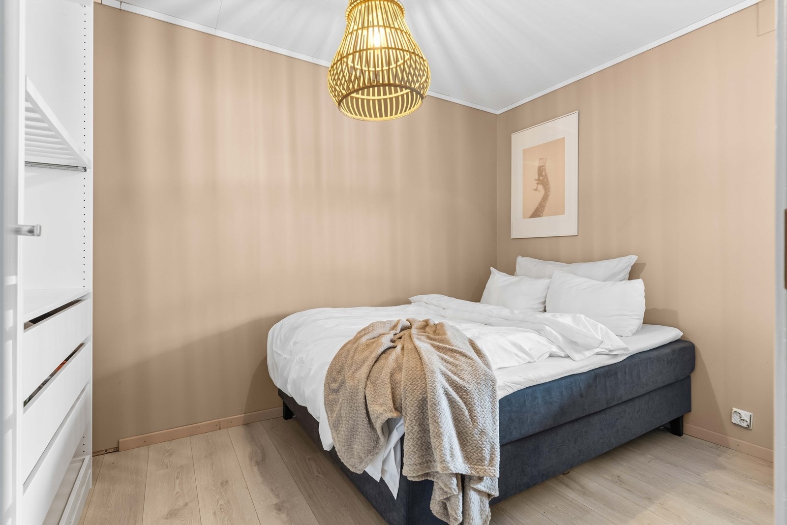 Alle soverommene er romslige med plass til både dobbeltseng og garderobeskap - fleksible rom som enkelt kan tilpasses ulike behov. Galleribilde