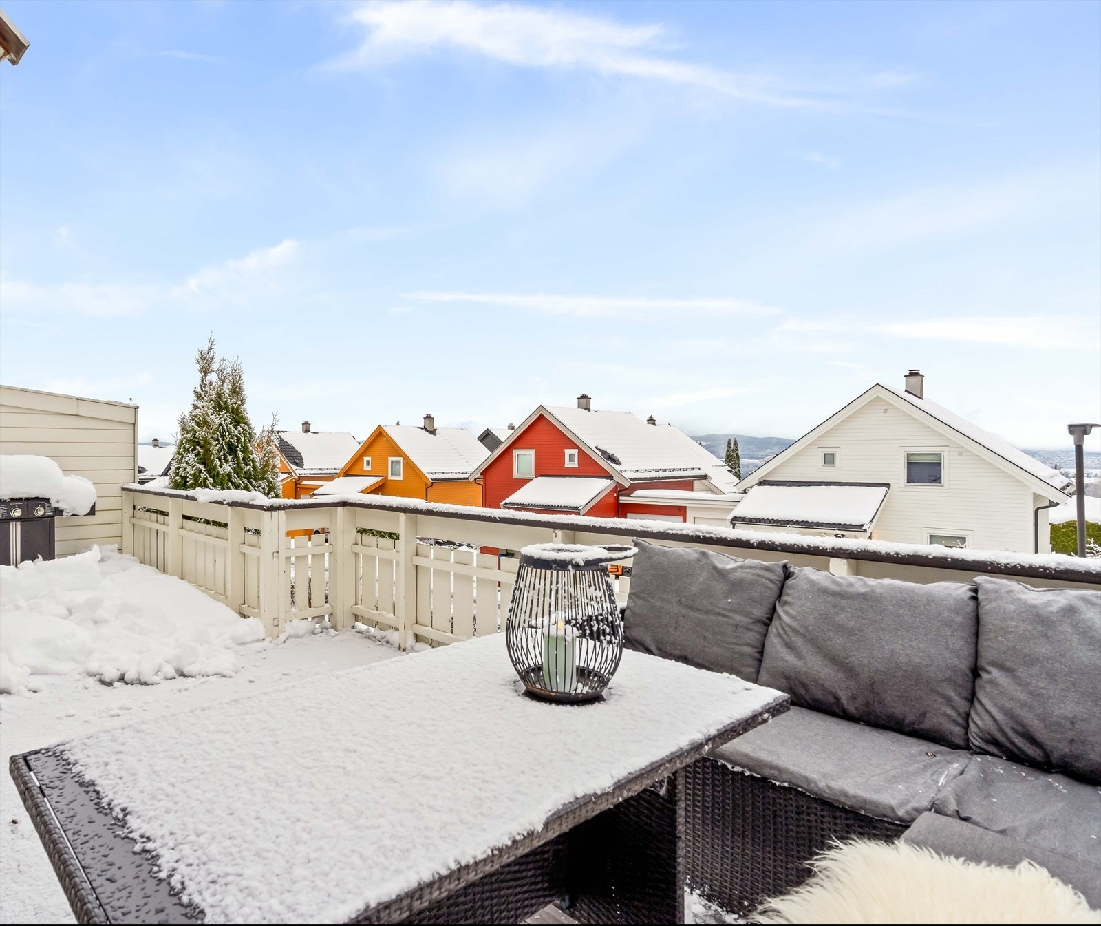 Fra balkongen er det hyggelig utsyn over nabolaget. Galleribilde