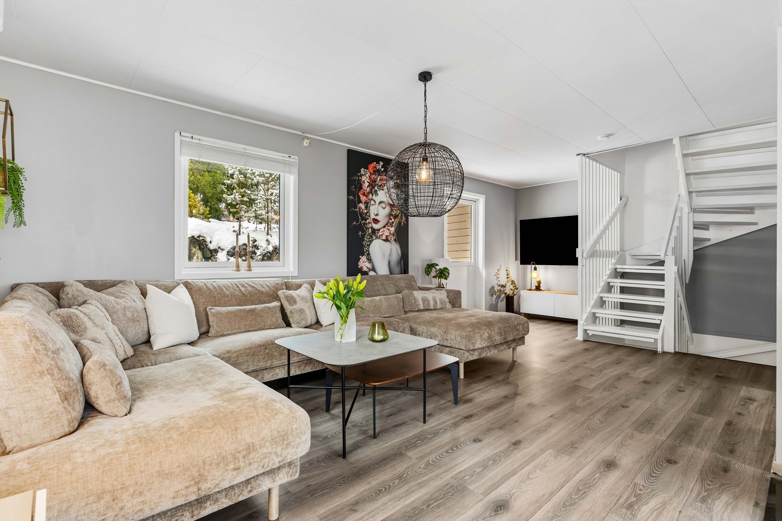 Fra stuen er det utgang til hyggelig terrasse. Galleribilde